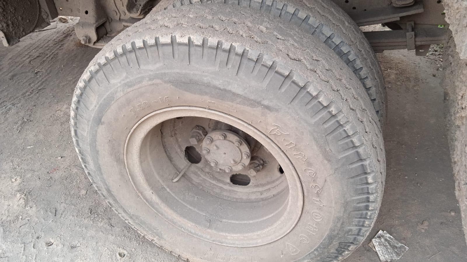 Isuzu NPR300 · — imagen 3