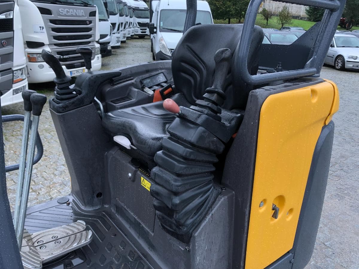 Mini Giratória Rastos Volvo EC15D — image 18