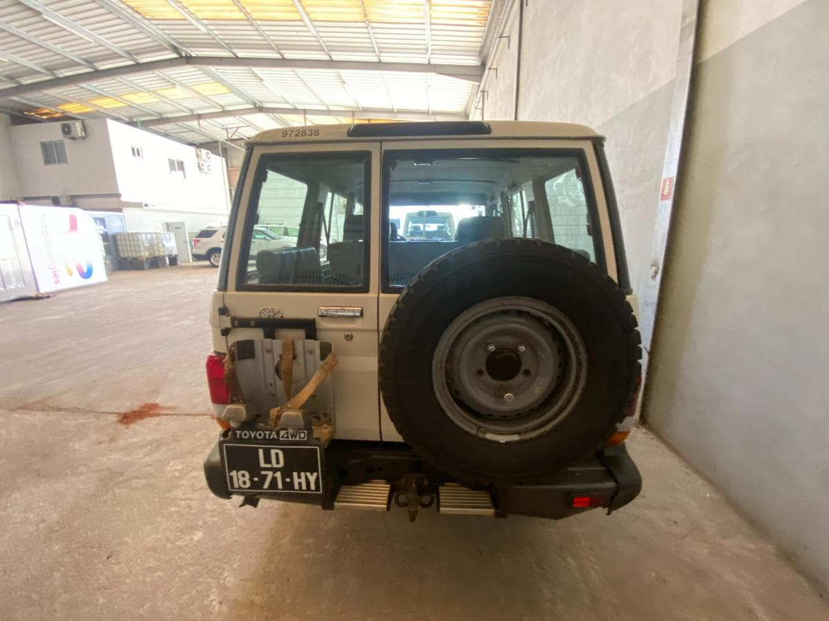 Toyota Land Cruiser (4x4) · — imagen 3