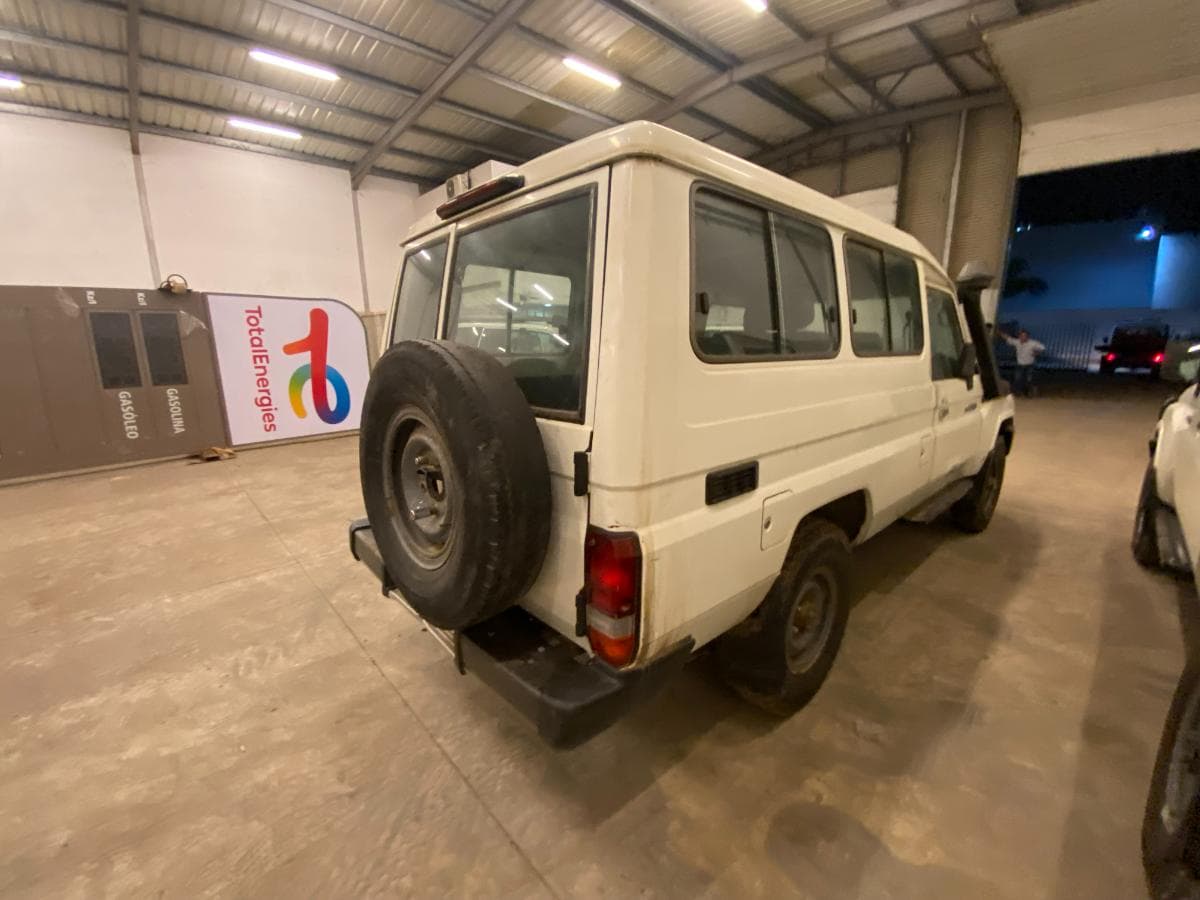 Toyota Land Cruiser (4x4) · — imagem 6