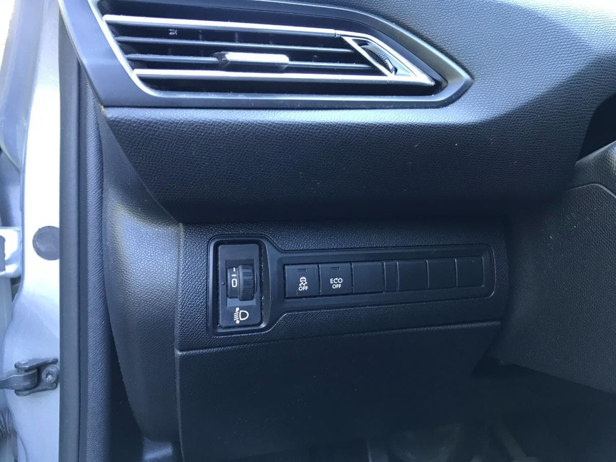 Peugeot 308 SW 1.6 BlueHDI · Ano 2015 — imagen 33