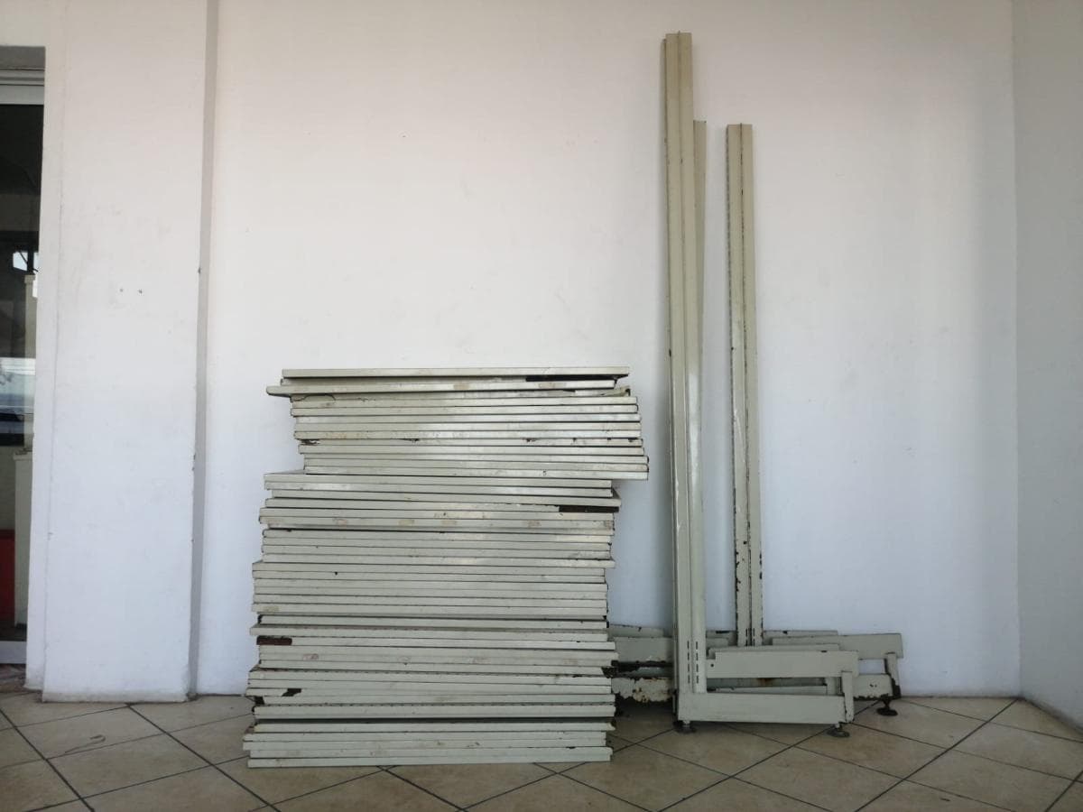 Prateleiras Desmontadas · — imagem 1