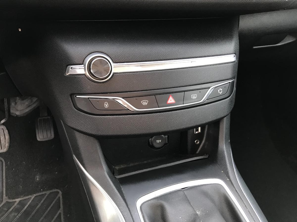 Peugeot 308 SW 1.6 Blue HDI · Ano 2015 — imagem 36
