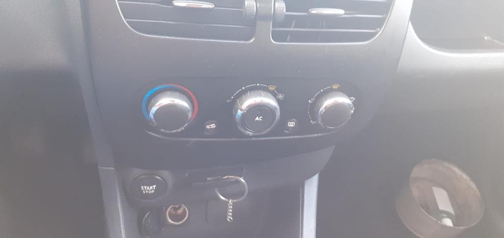 Renault Clio 1.5DCI · Ano 2014 — imagen 17