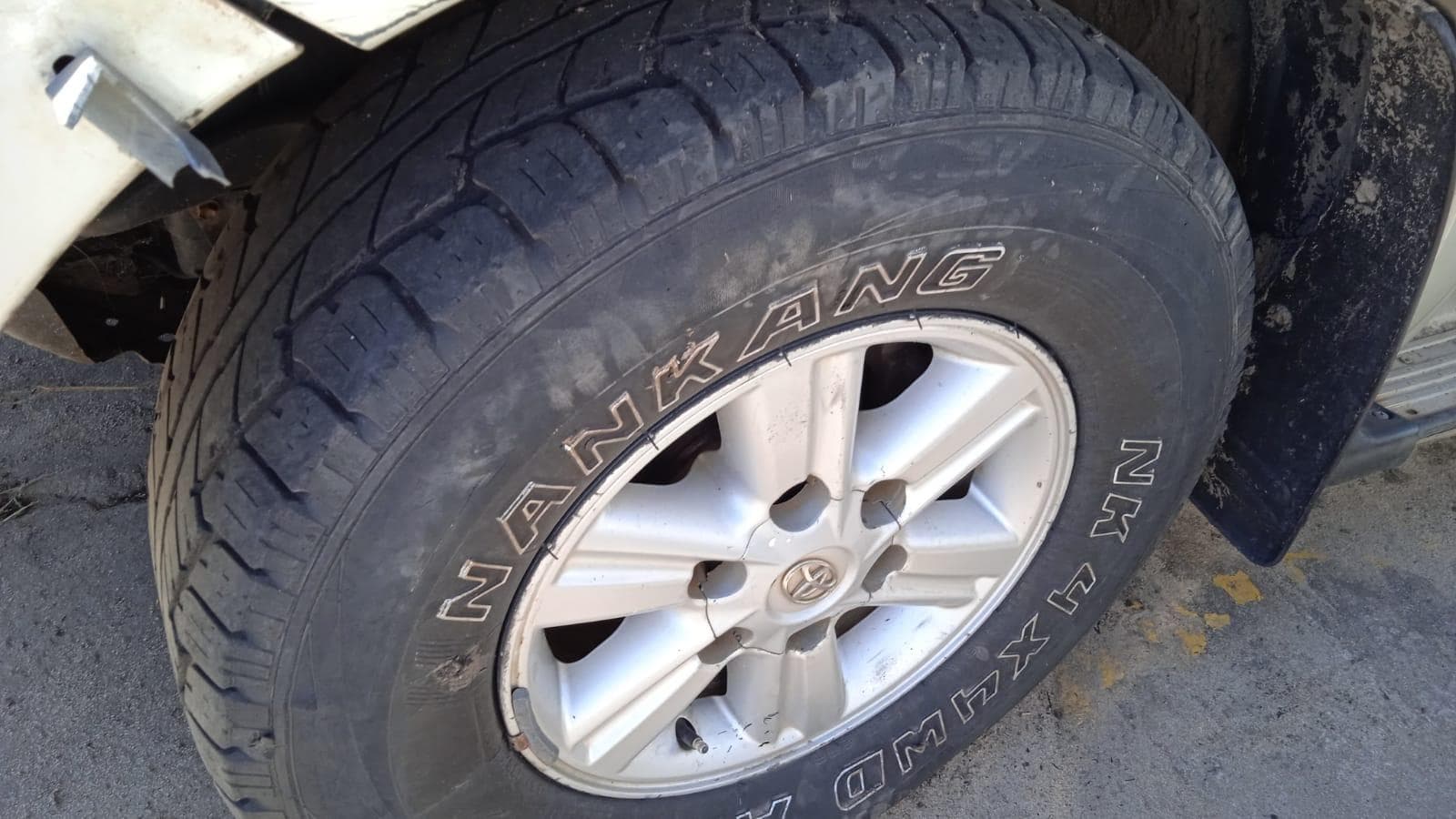 Toyota Hilux · — image 5