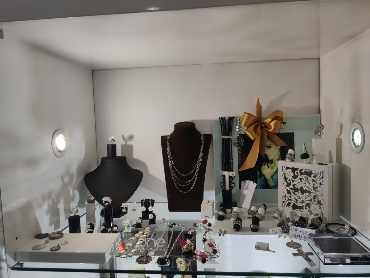 Ourivesaria, Bijuteria e Merchandising · Artigos De Decoração e Acessórios — image 6