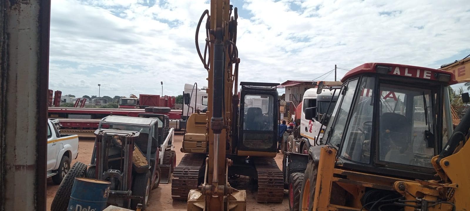 Escavadeira Caterpillar 320D — image 14