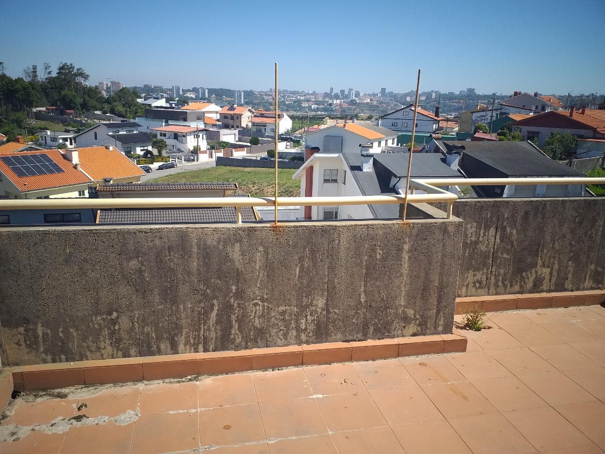 Usufruto · Apartamento T2 com Lugares de Garagem e Arrumos · Vila Nova de Gaia — image 18