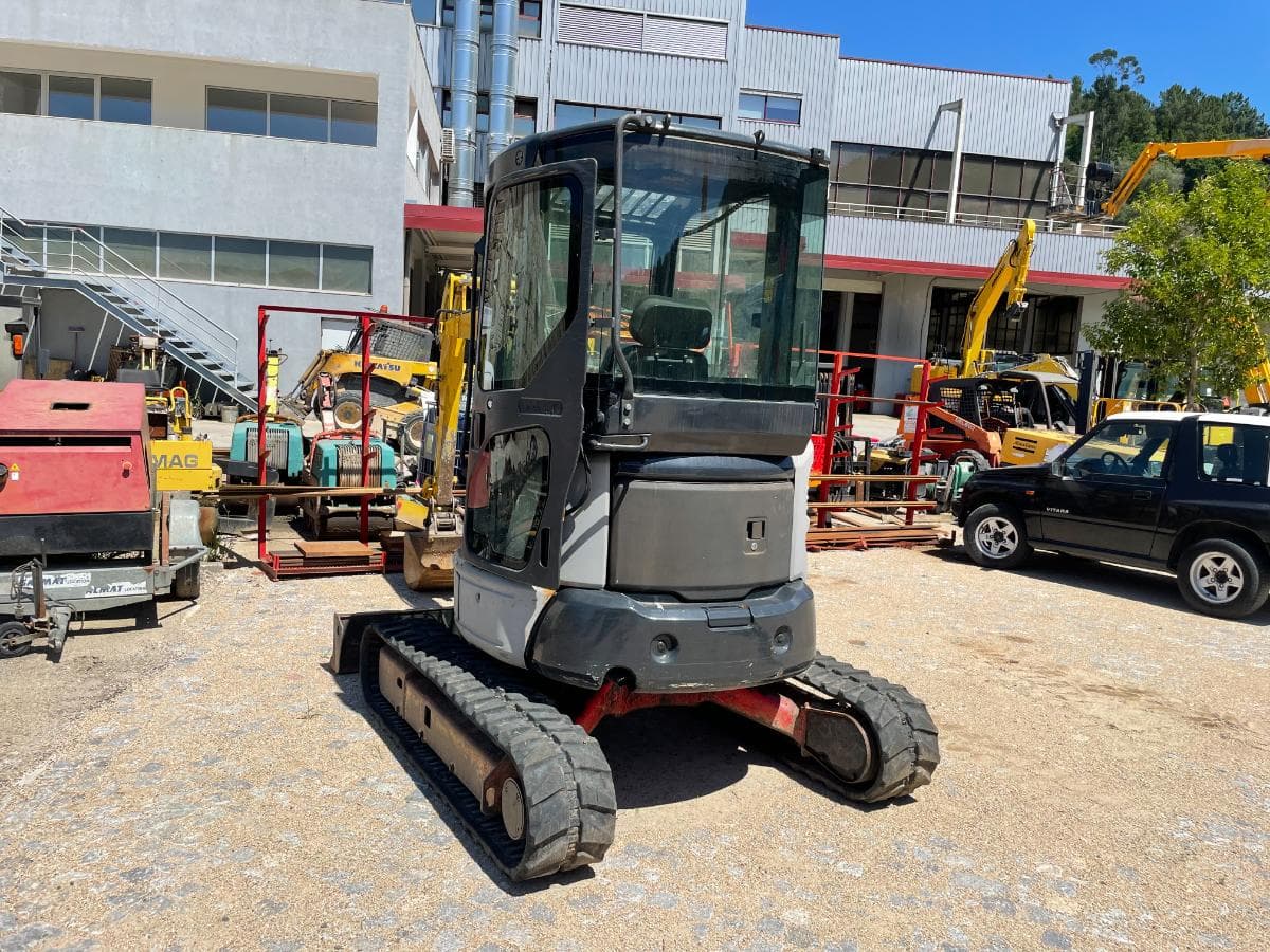 Mini Giratória Komatsu PC 35 — image 3