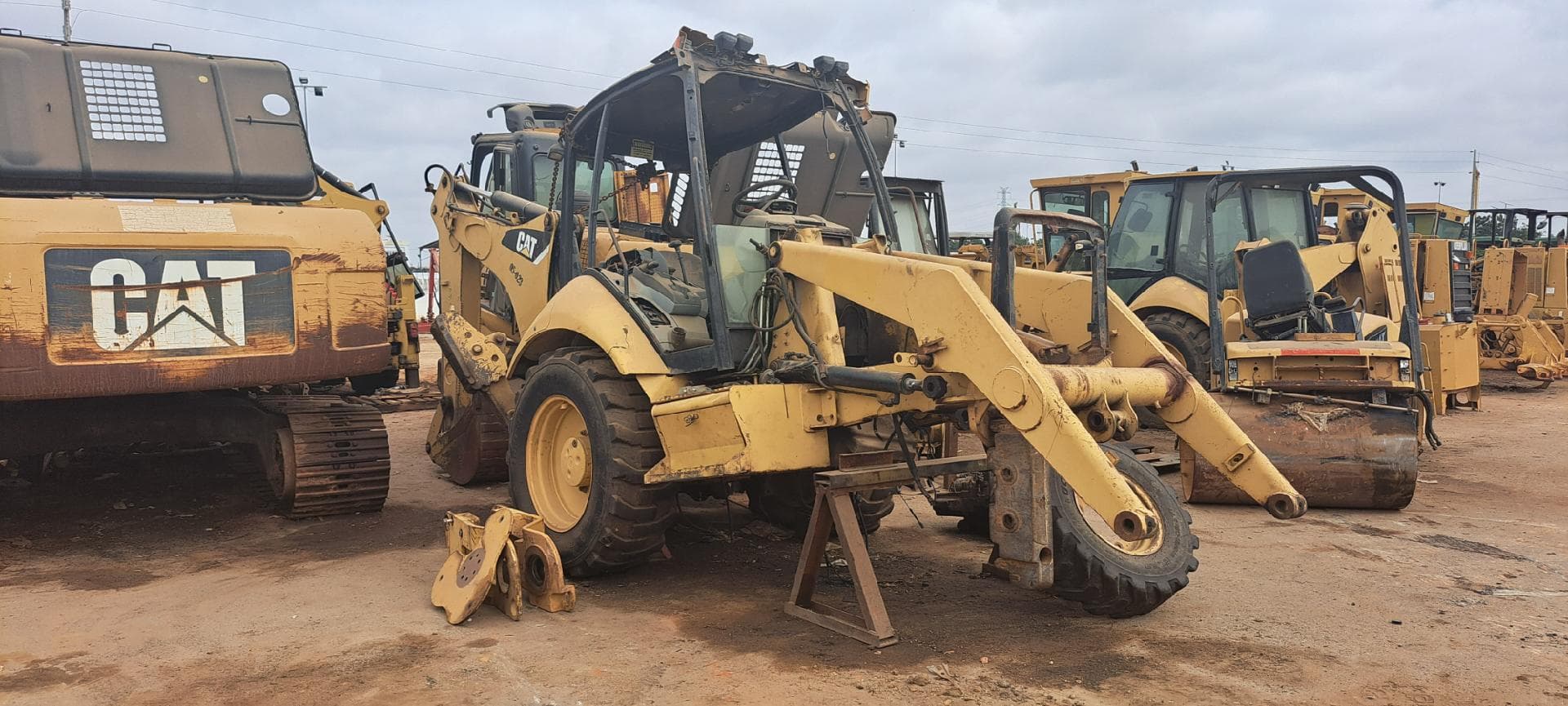 Retroescavadora CATERPILLAR 416E · Viana — imagem 3