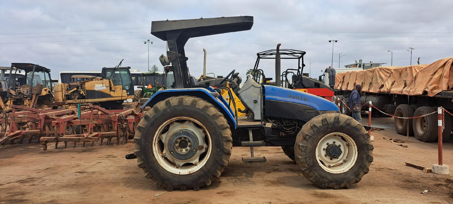 Trator agrícola NEW HOLLAND TD80 D · Viana — imagem 4