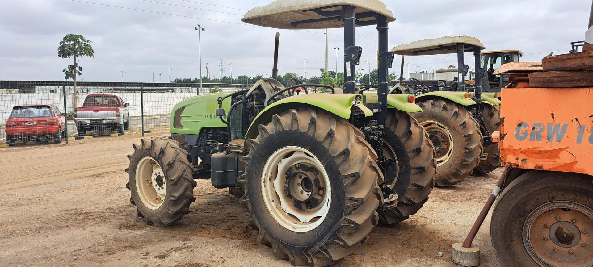 Trator agrícola CLAAS 230 · Viana — imagen 3
