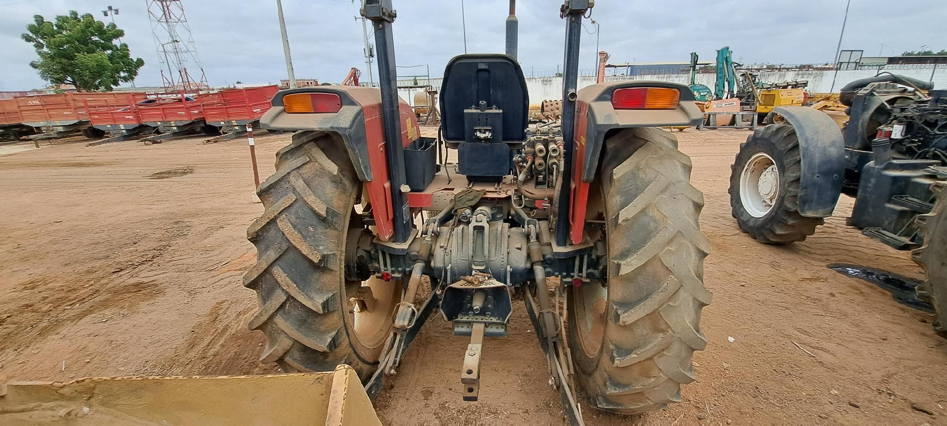 Trator agrícola MASSEY FERGUSON MF-425 · Viana — imagen 2