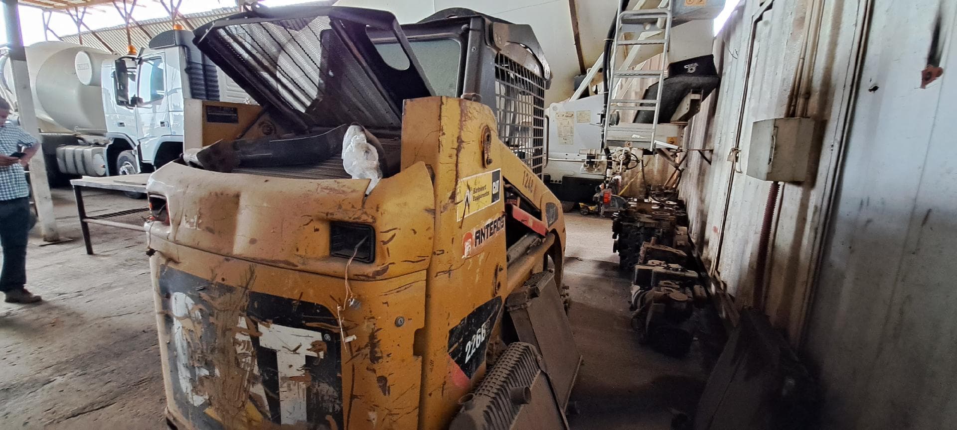 Mini pá CATERPILLAR 226B — imagen 4
