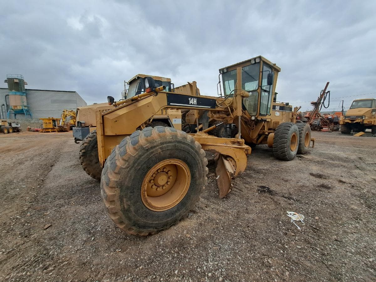 Motoniveladora CATERPILLAR · Viana — image 1