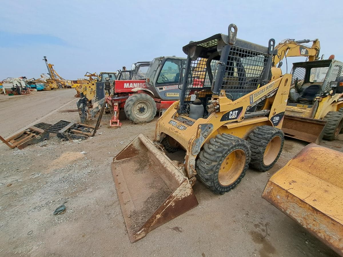 Mini pá carregadora (3 Ton.) CATERPILLAR 226B · Viana — imagen 10