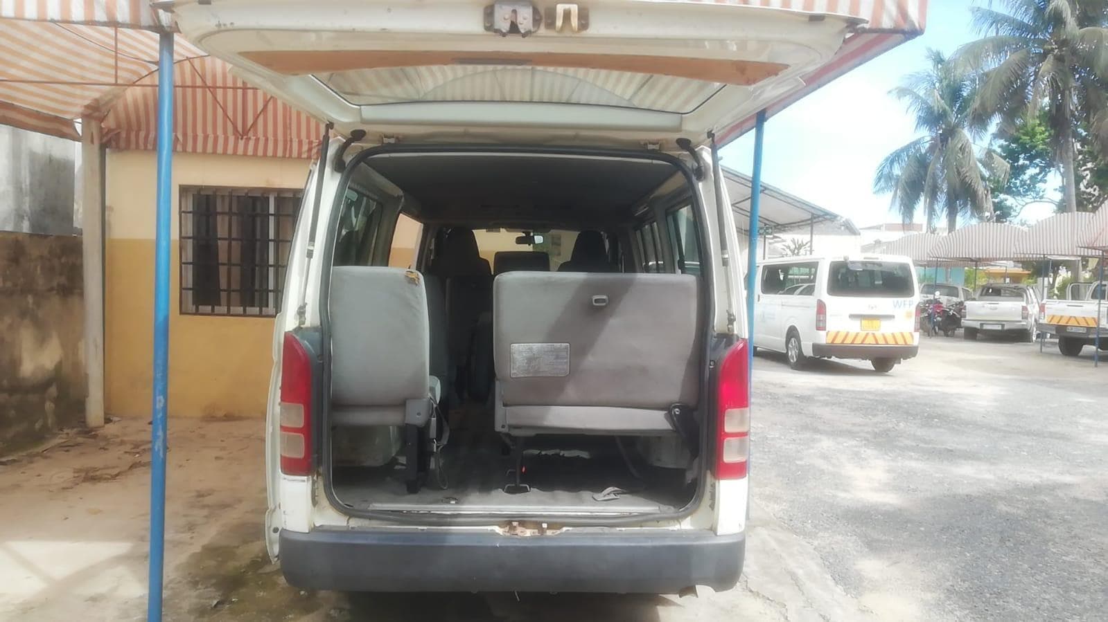 Minibus de marca Toyota Hiace · — imagem 23