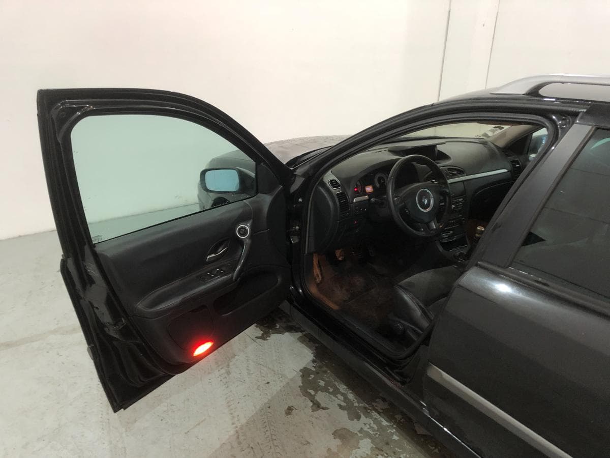 Renault Laguna 2.0 DCI · Ano 2007 — imagen 17