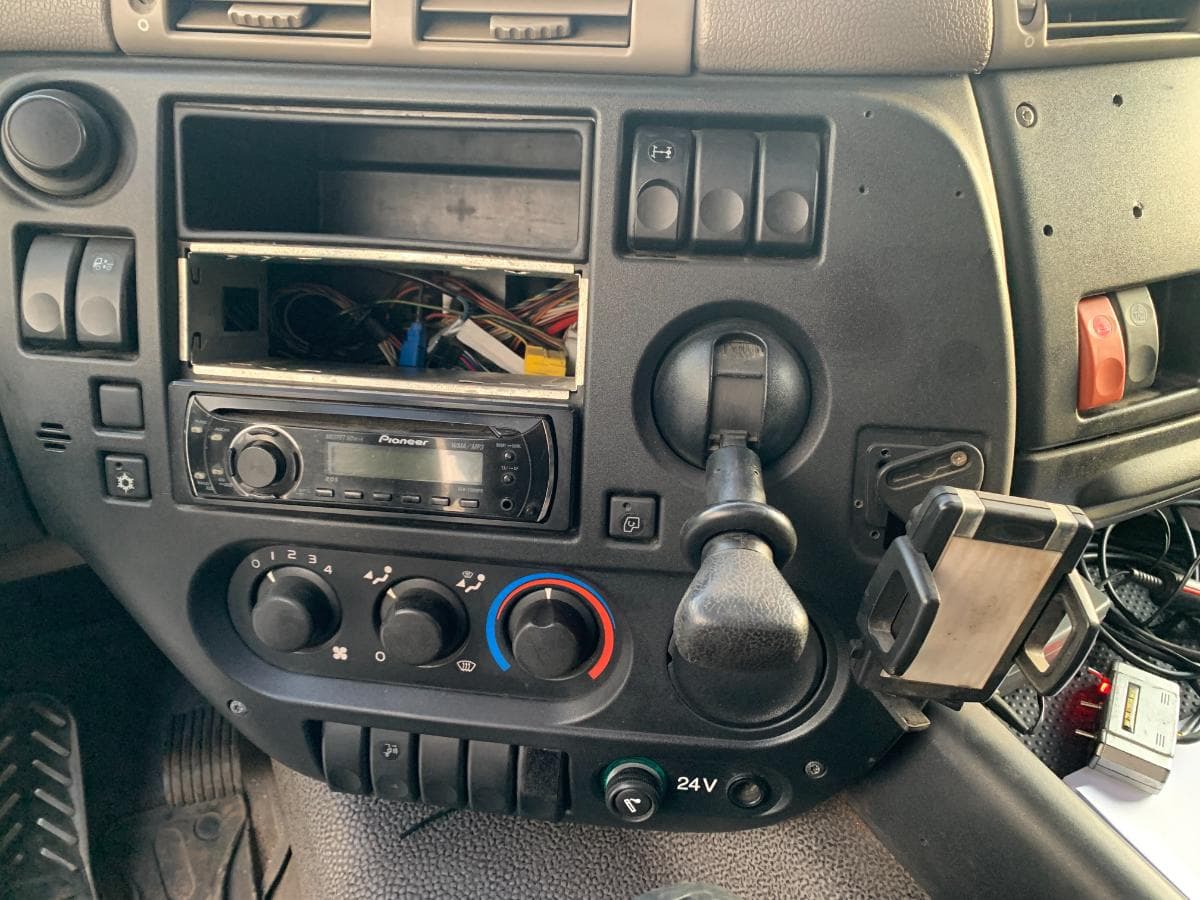 DAF CF 75.360 Tribasculante com Grua · Ano 2007 — imagen 35