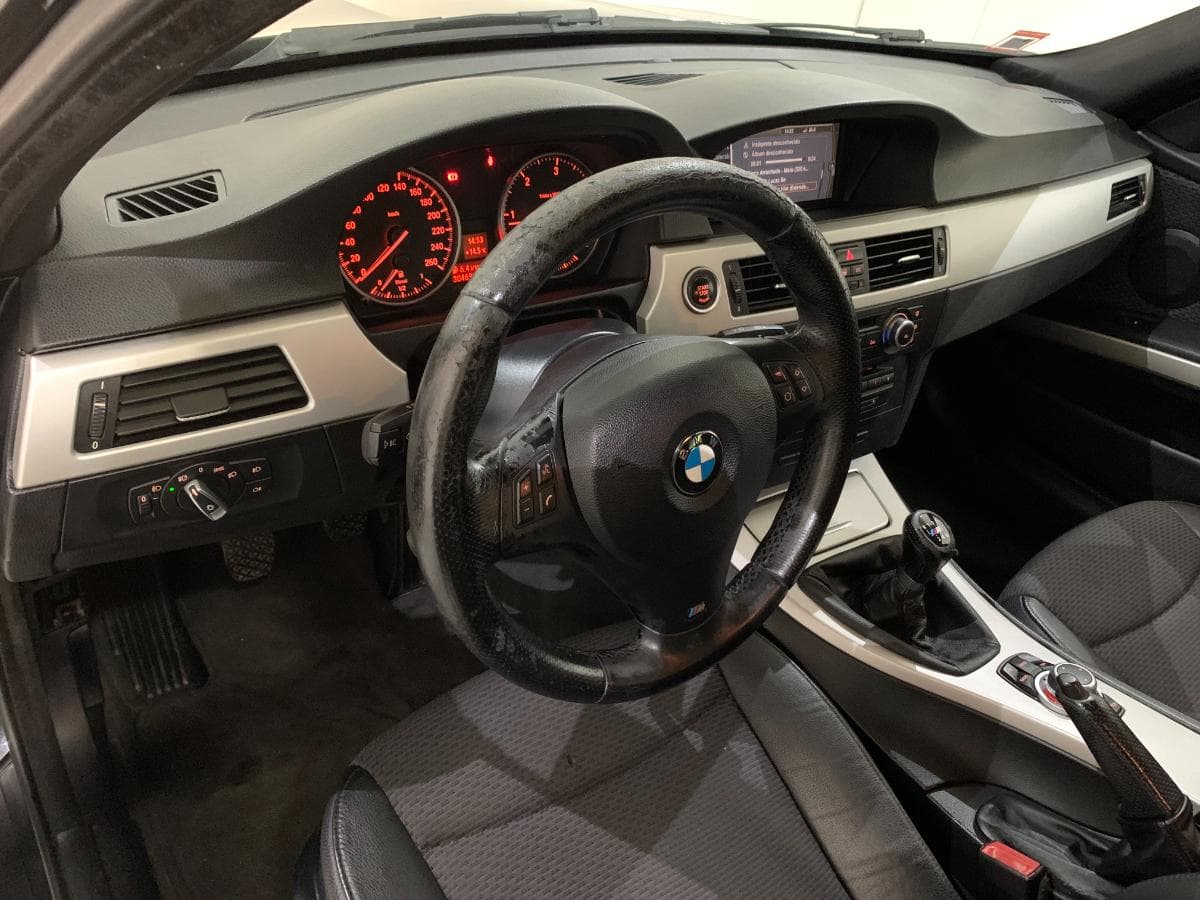 BMW 320D Touring Navigation Sport · Ano 2010 — image 33