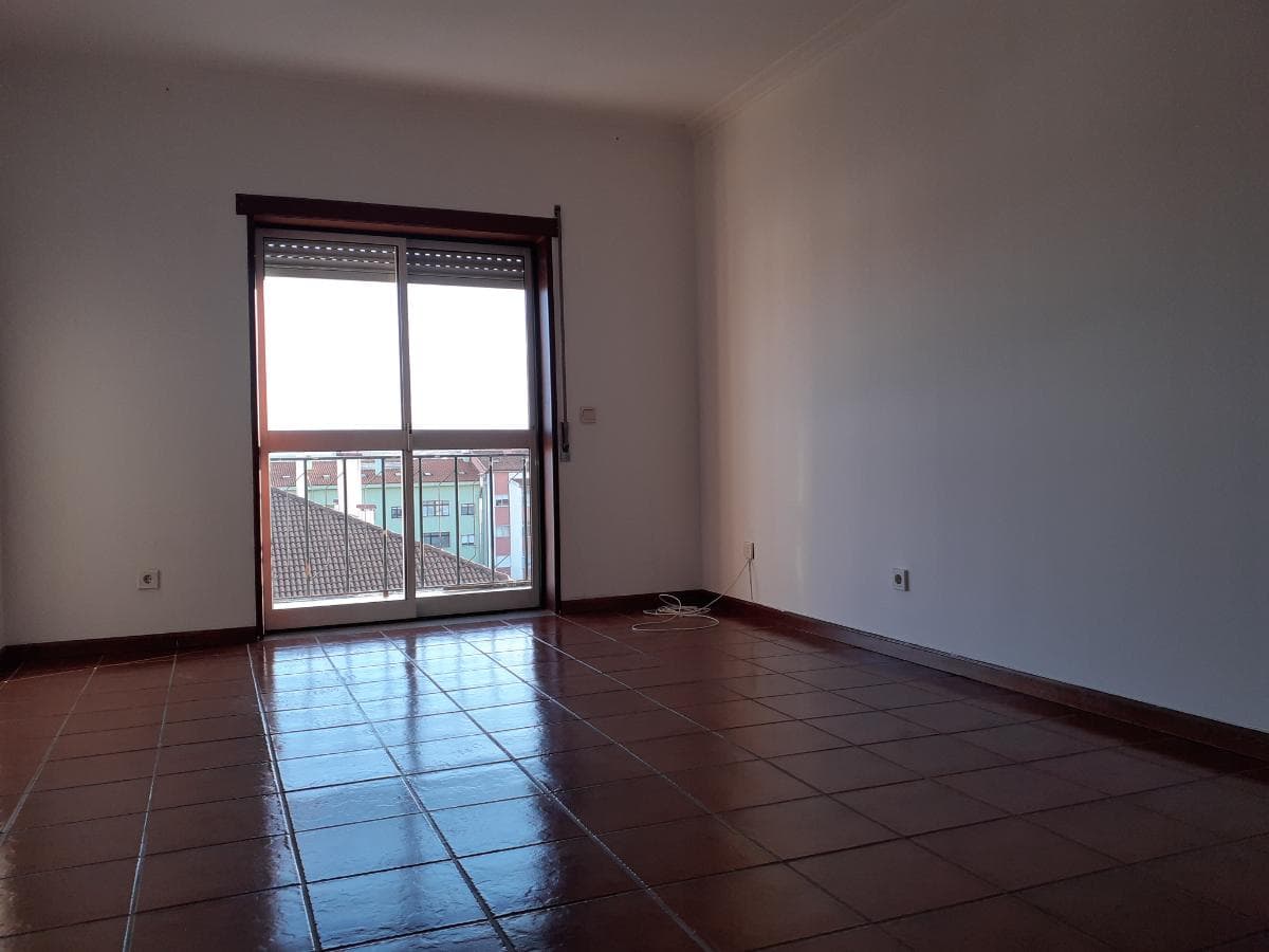 Apartamento T3 c/ Lugar de Garagem e Arrumos · Guarda — image 3