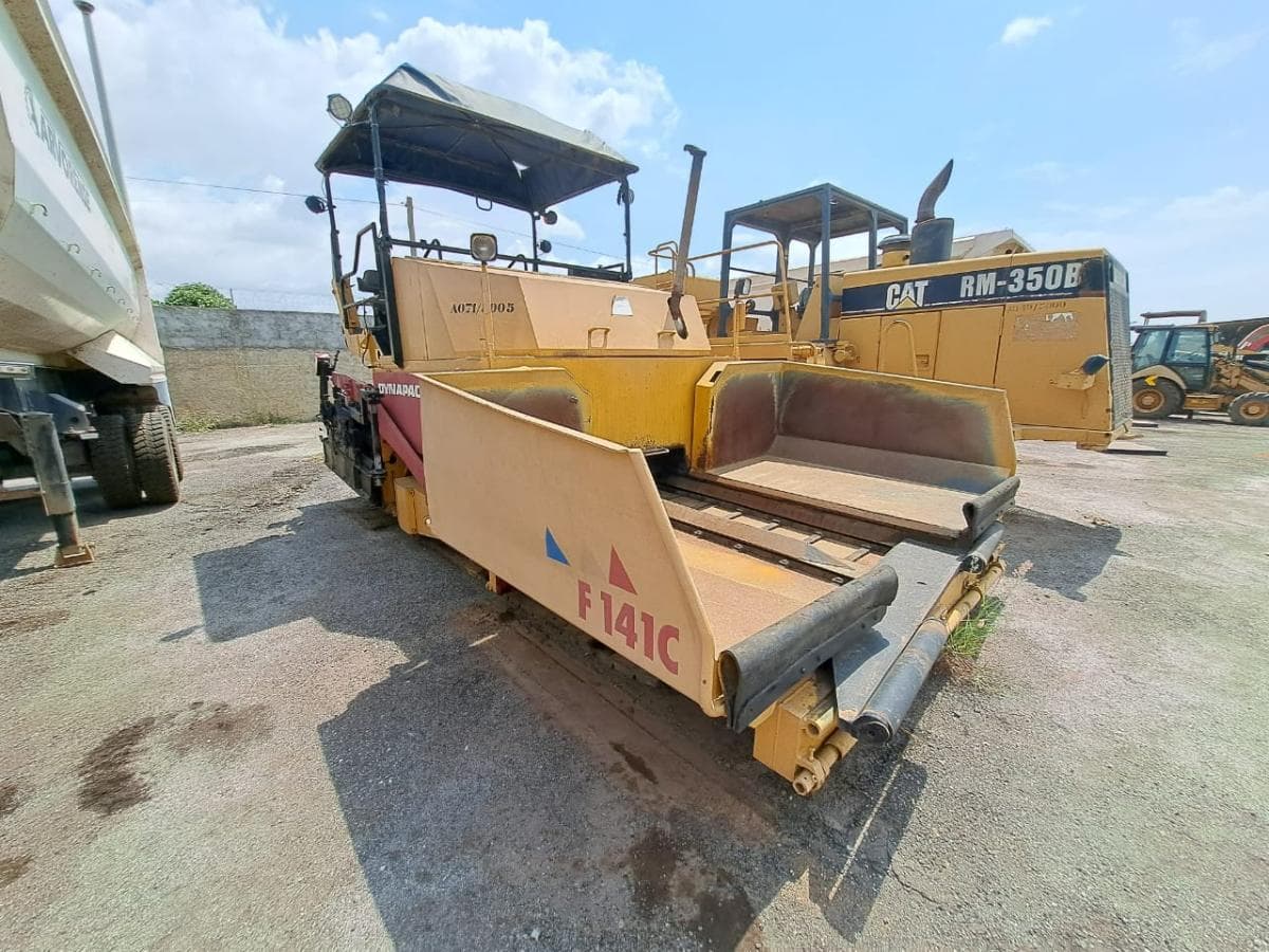 Espalhadora (18T) DYNAPAC F 141 · Viana — imagen 1