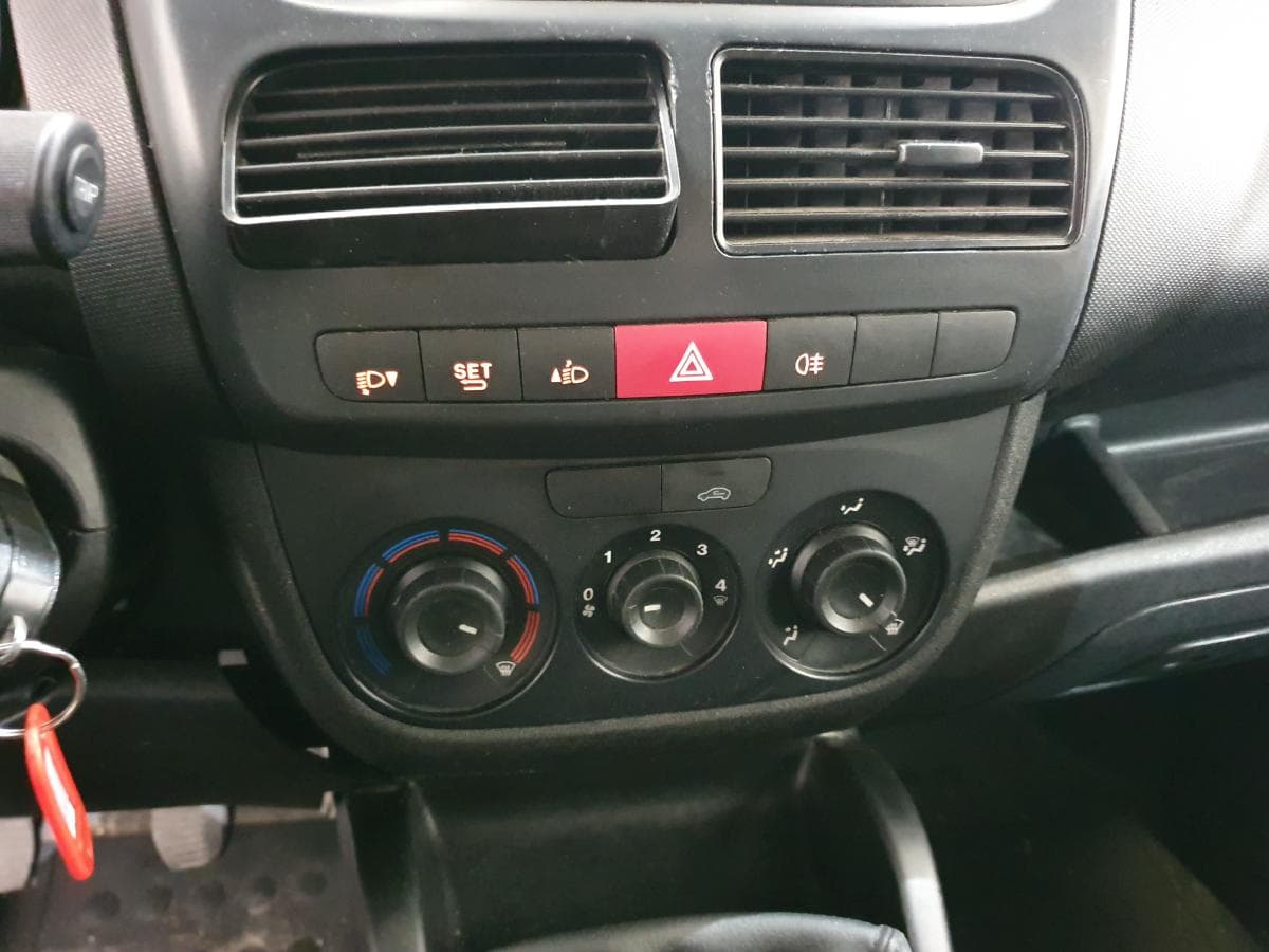 Opel Combo 1.6 CDTI · Ano 2017 — image 25