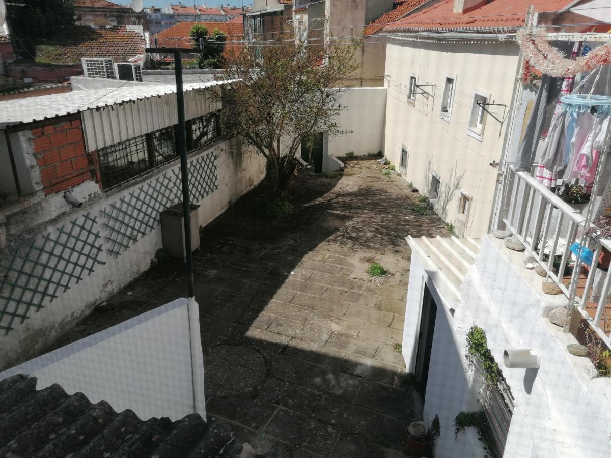 Edifício 3 Pisos c/ Logradouro · Estrela, Lisboa — image 39