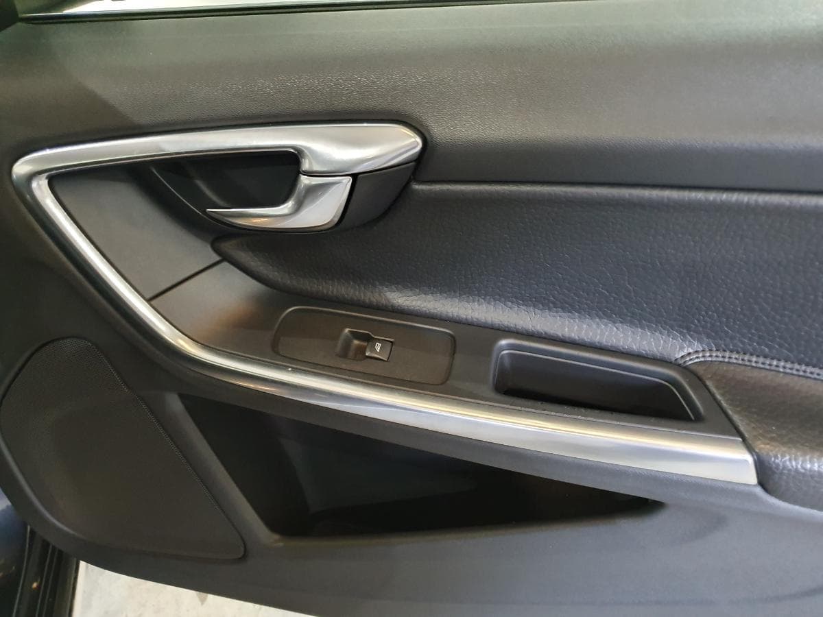Volvo V60 2.0 · Ano 2011 — imagen 19