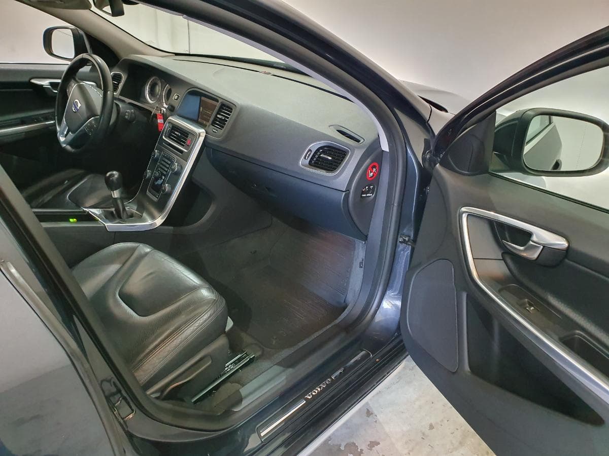 Volvo V60 2.0 · Ano 2011 — imagen 21