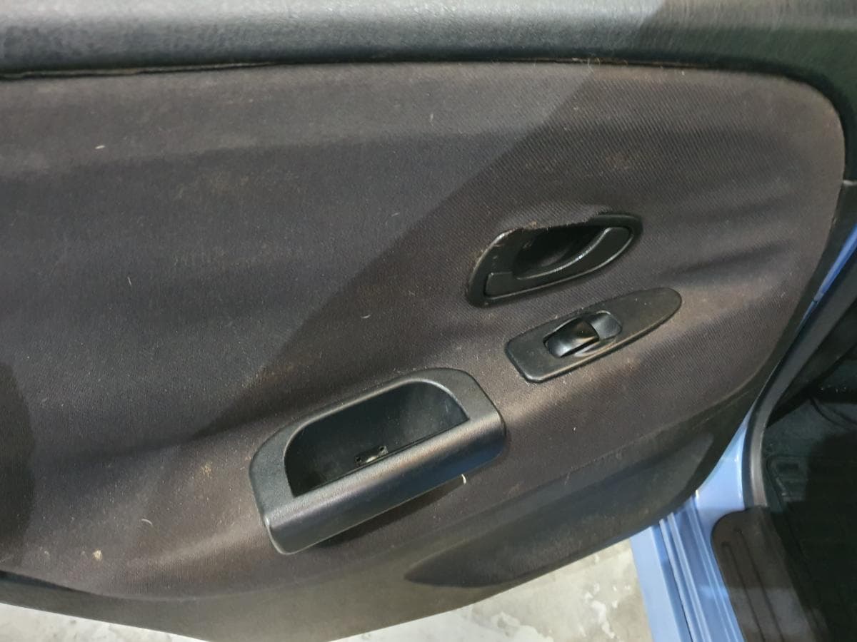 Mitsubishi Carisma 1.6 · Ano 2000 — imagen 40