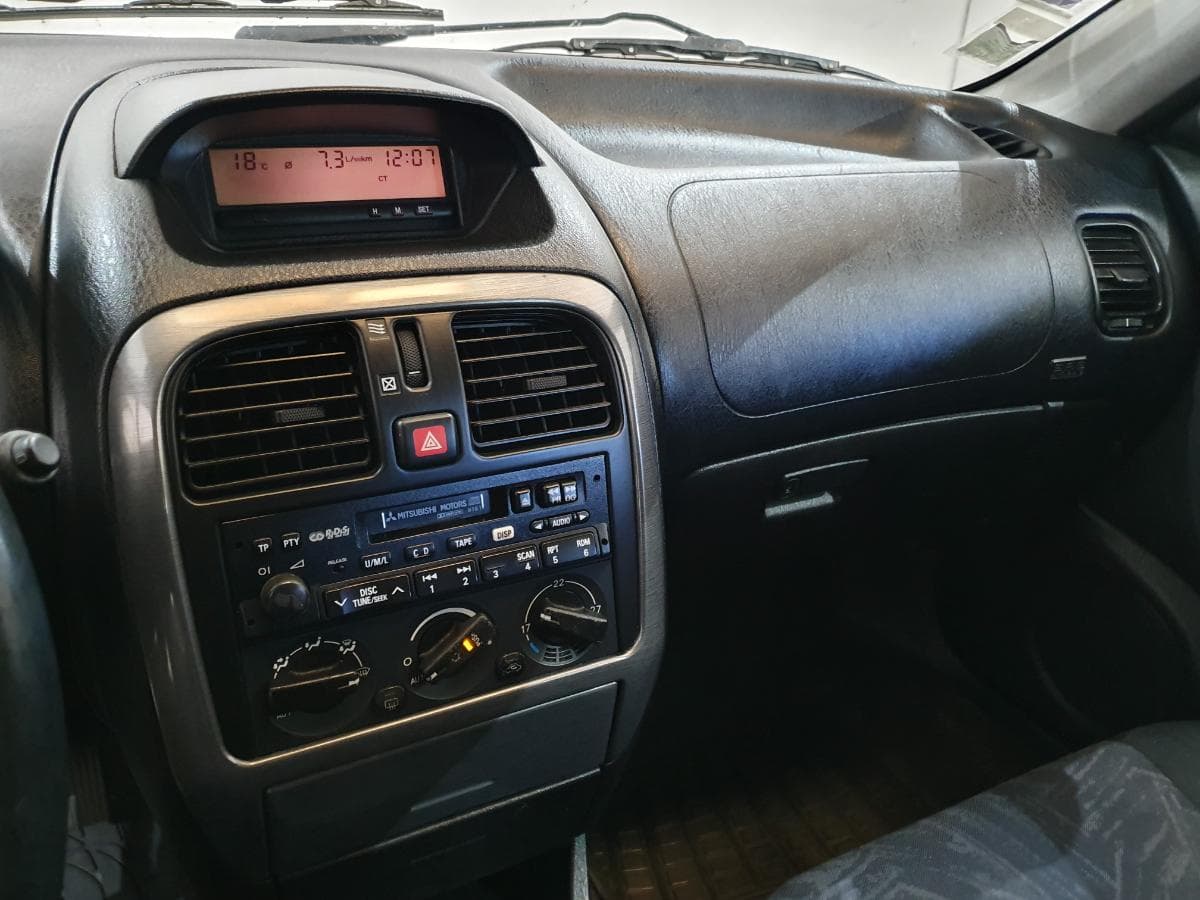 Mitsubishi Carisma 1.6 · Ano 2000 — imagen 41
