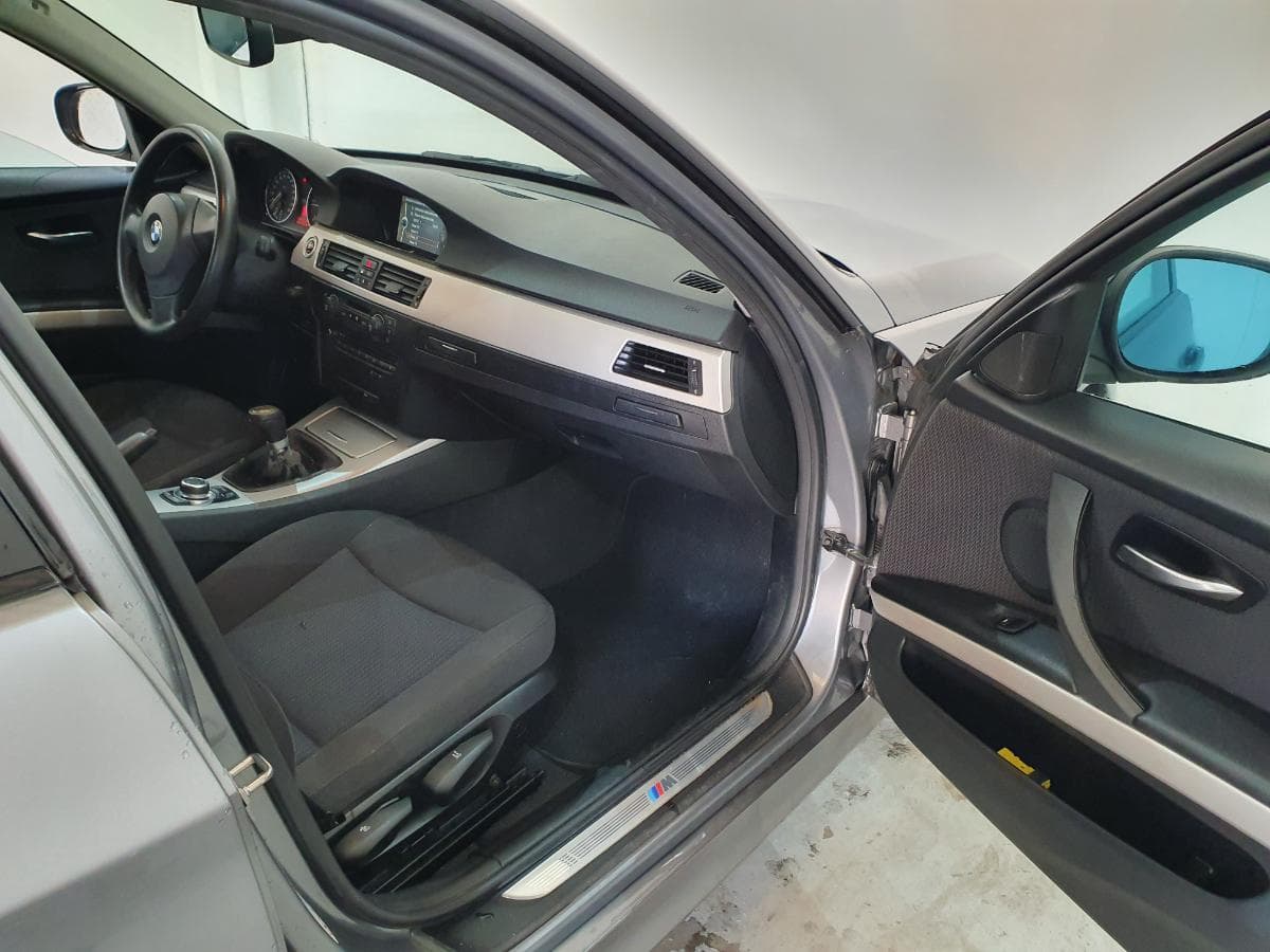 BMW 318D · Ano 2010 — image 31