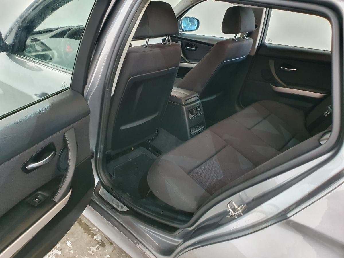 BMW 318D · Ano 2010 — image 39