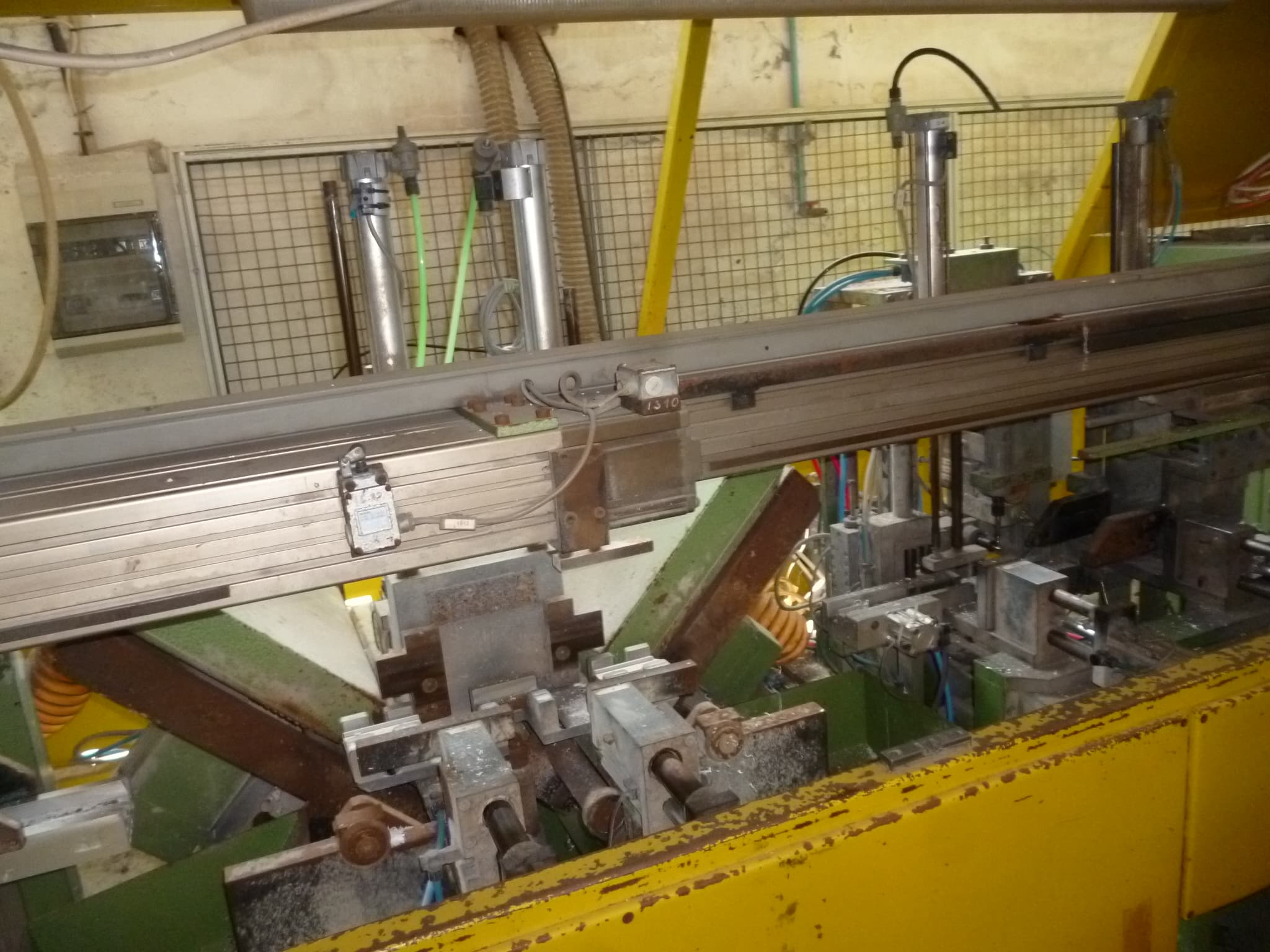 Centro de furação e corte + Máquina de corte vertical — imagen 10