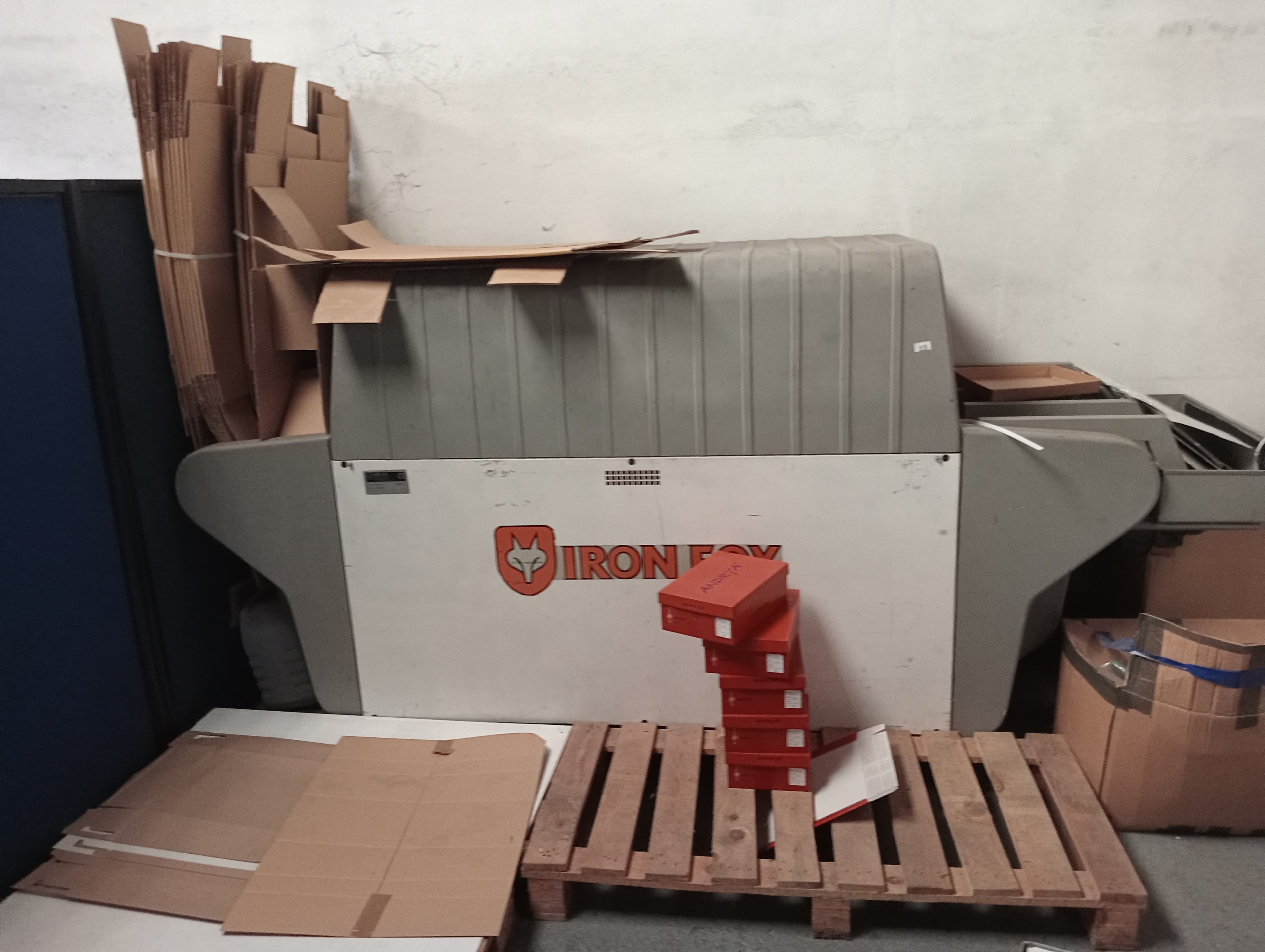 Forno + Máquina de costura + Máquina de rentilhar palmilhas + Máquina de cintar caixas — image 3