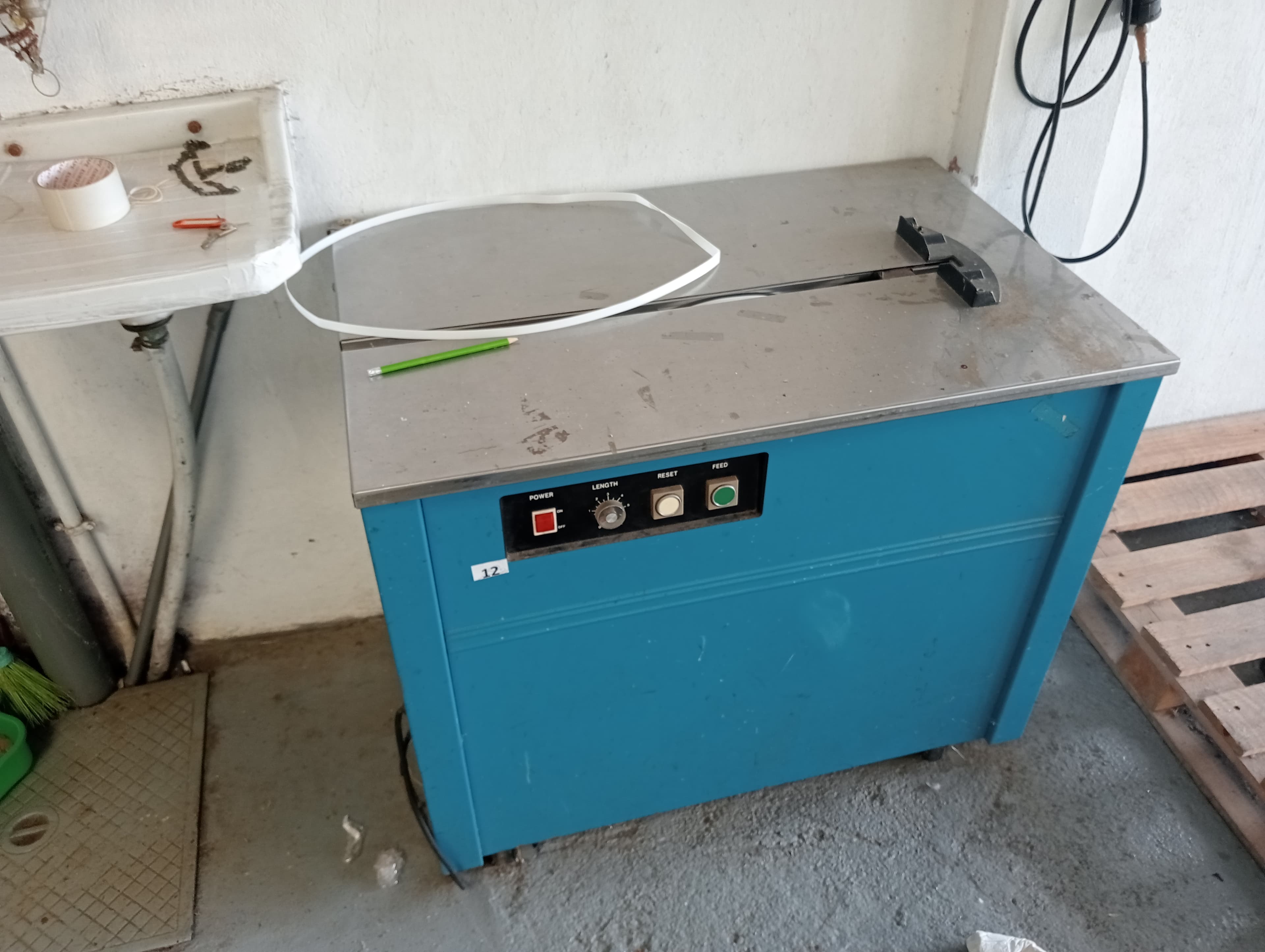 Forno + Máquina de costura + Máquina de rentilhar palmilhas + Máquina de cintar caixas — image 5
