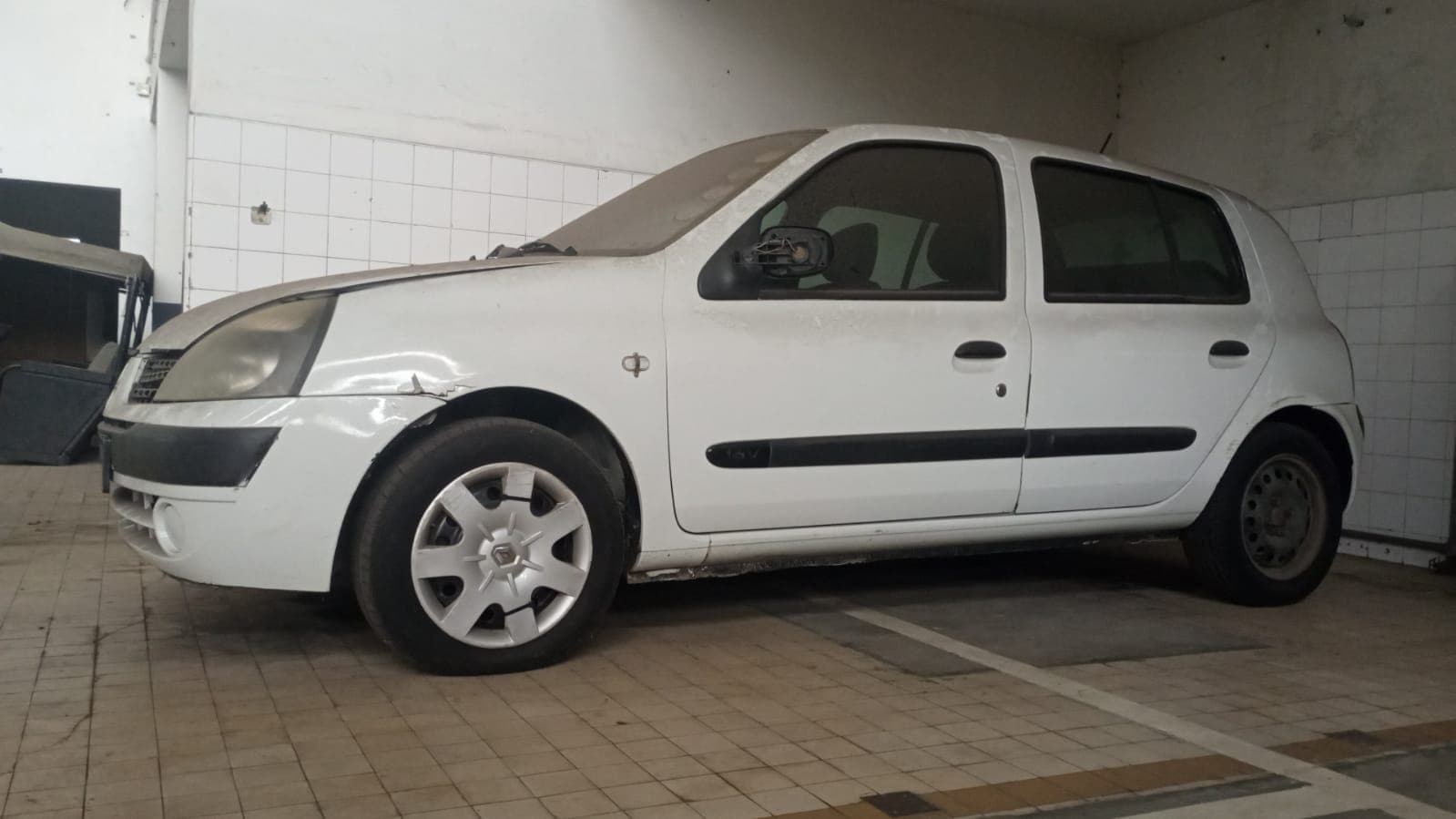 Renault Clio · Ano 2004 — image 2