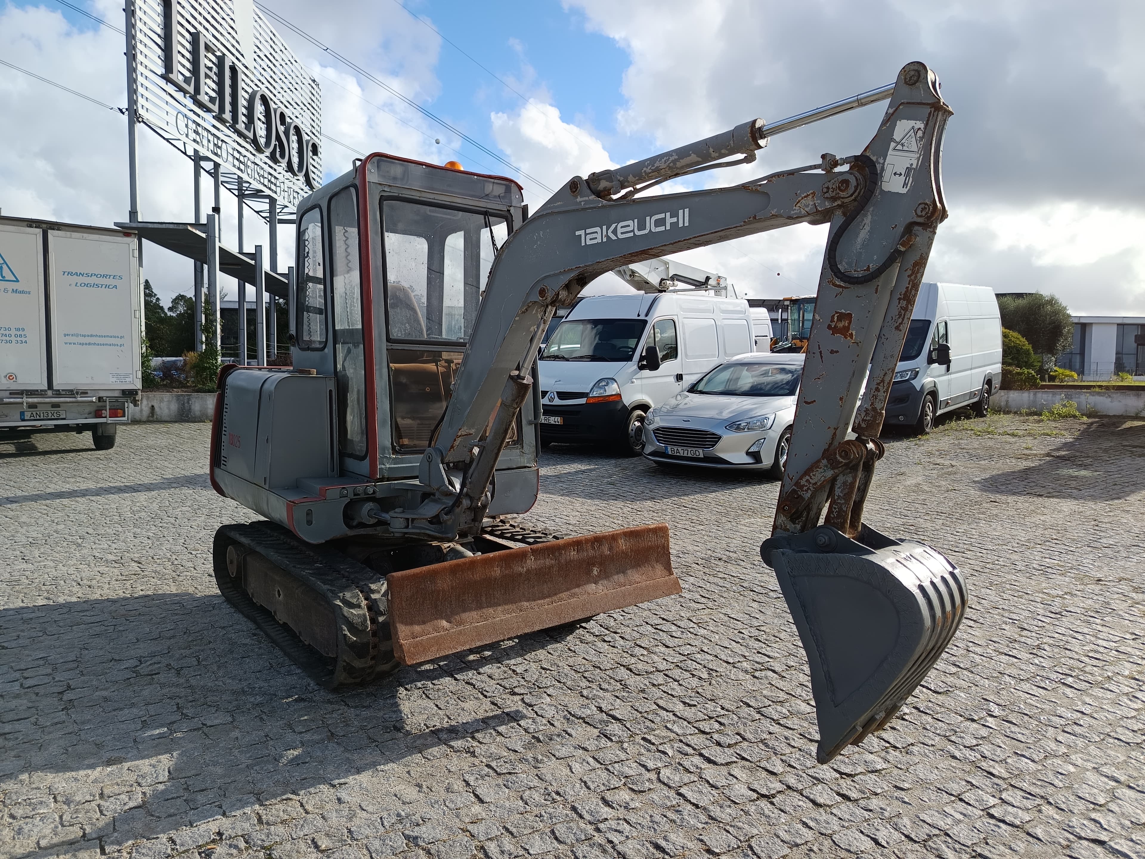 Mini Escavadora Takeuchi — image 1