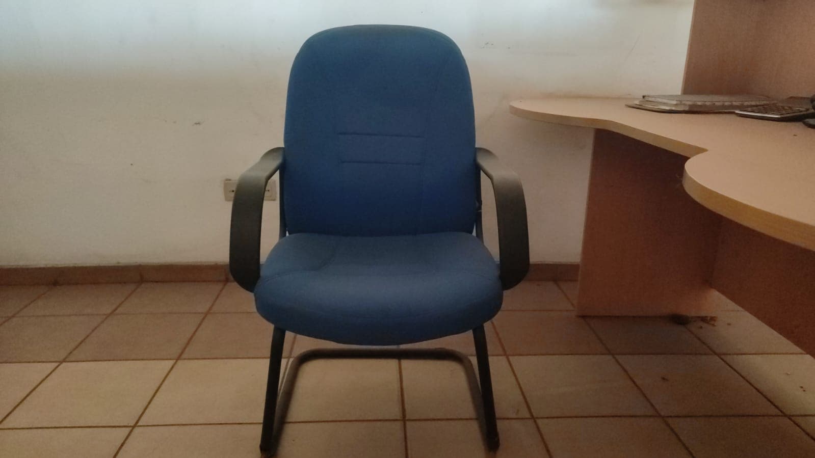 Balcão de receção de madeira e uma cadeira de escritório — image 2