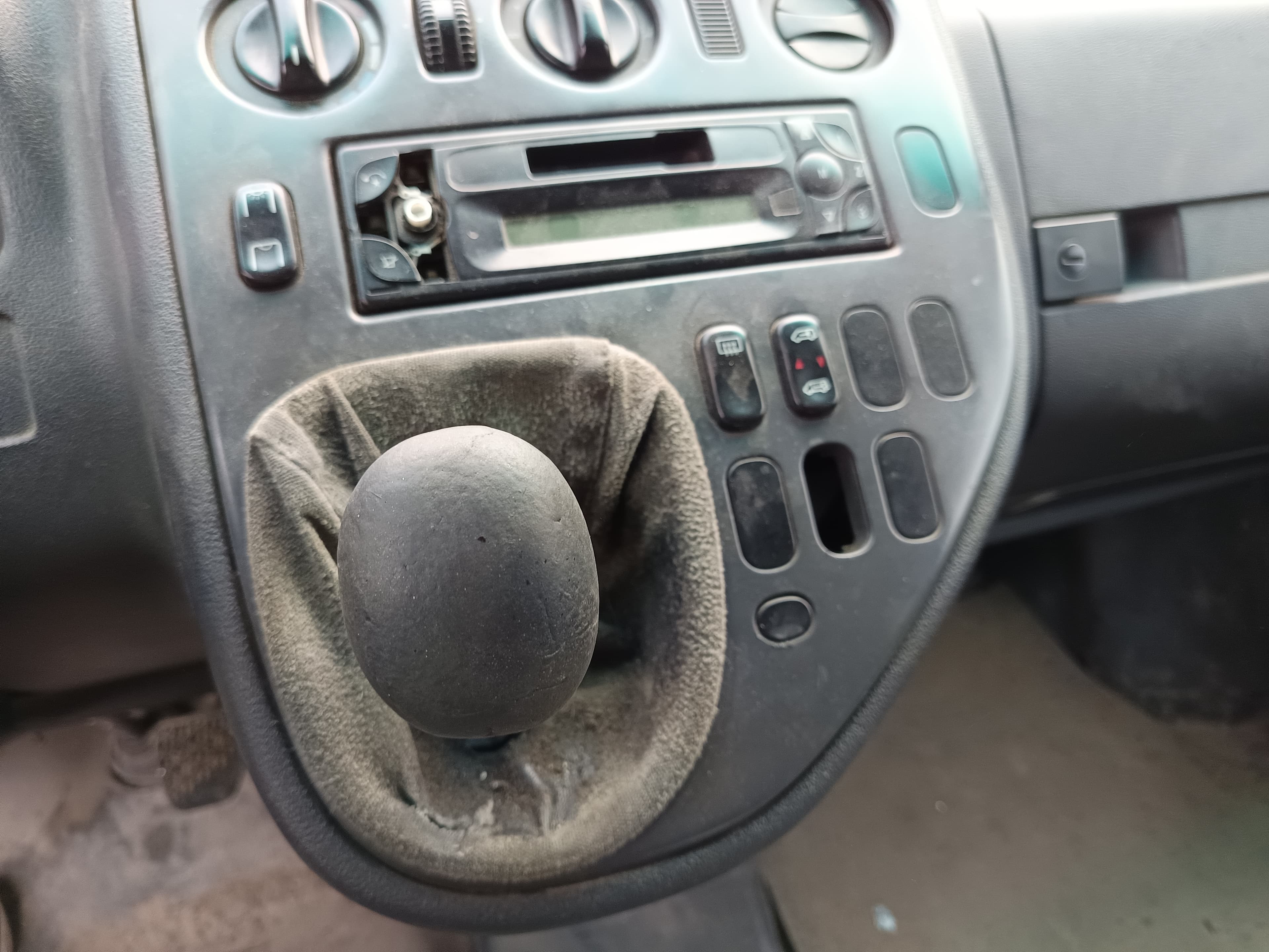 Mercedes-Benz 110 · Ano 2000 — imagem 35