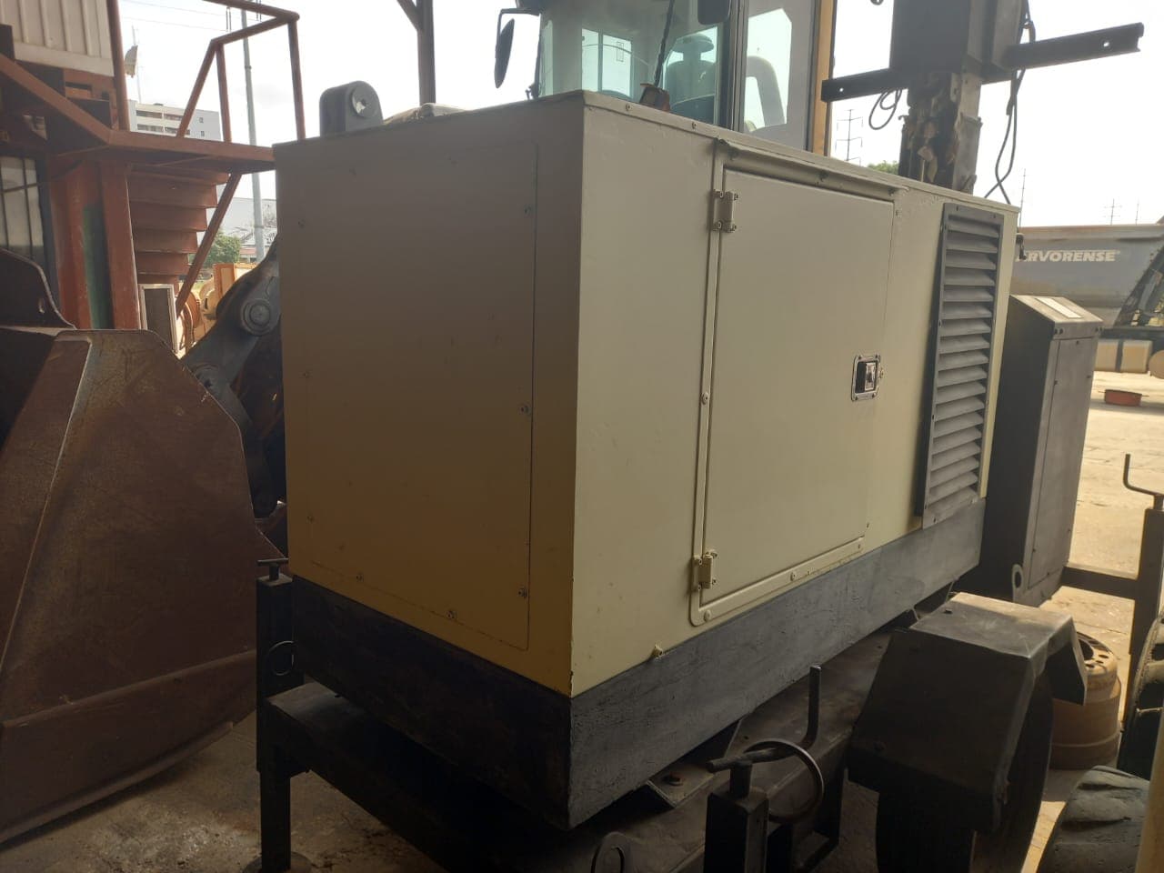 Grupo Eletrogéneo da marca PERKINS, modelo INSONORIZADO 22 KVA — imagen 1