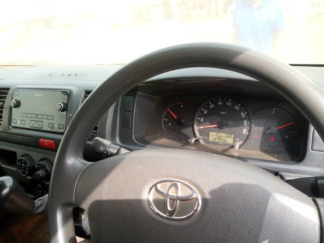 Toyota Hiace Mini Bus — imagen 7