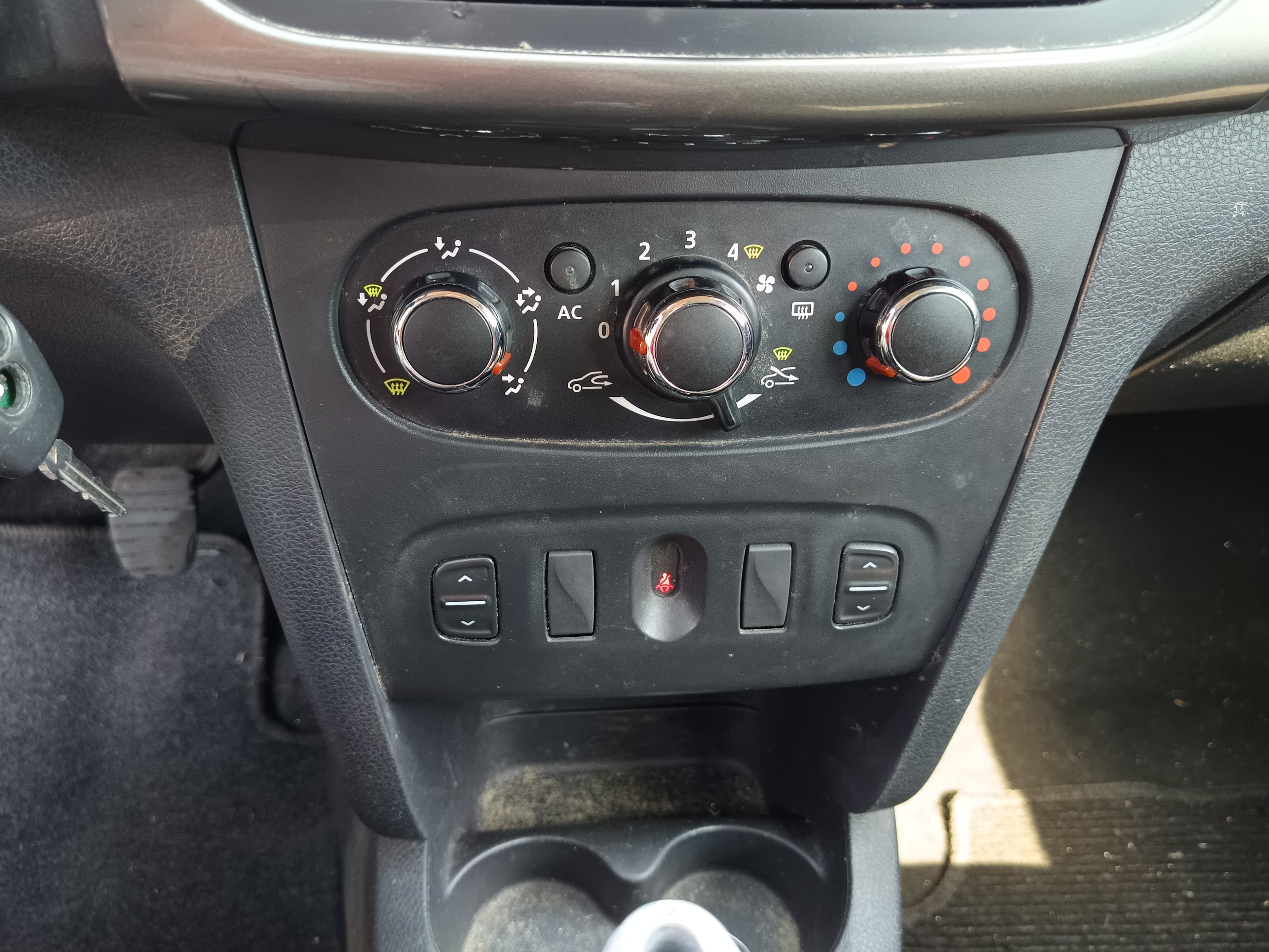 Dacia Sandero · Ano 2013 — image 26