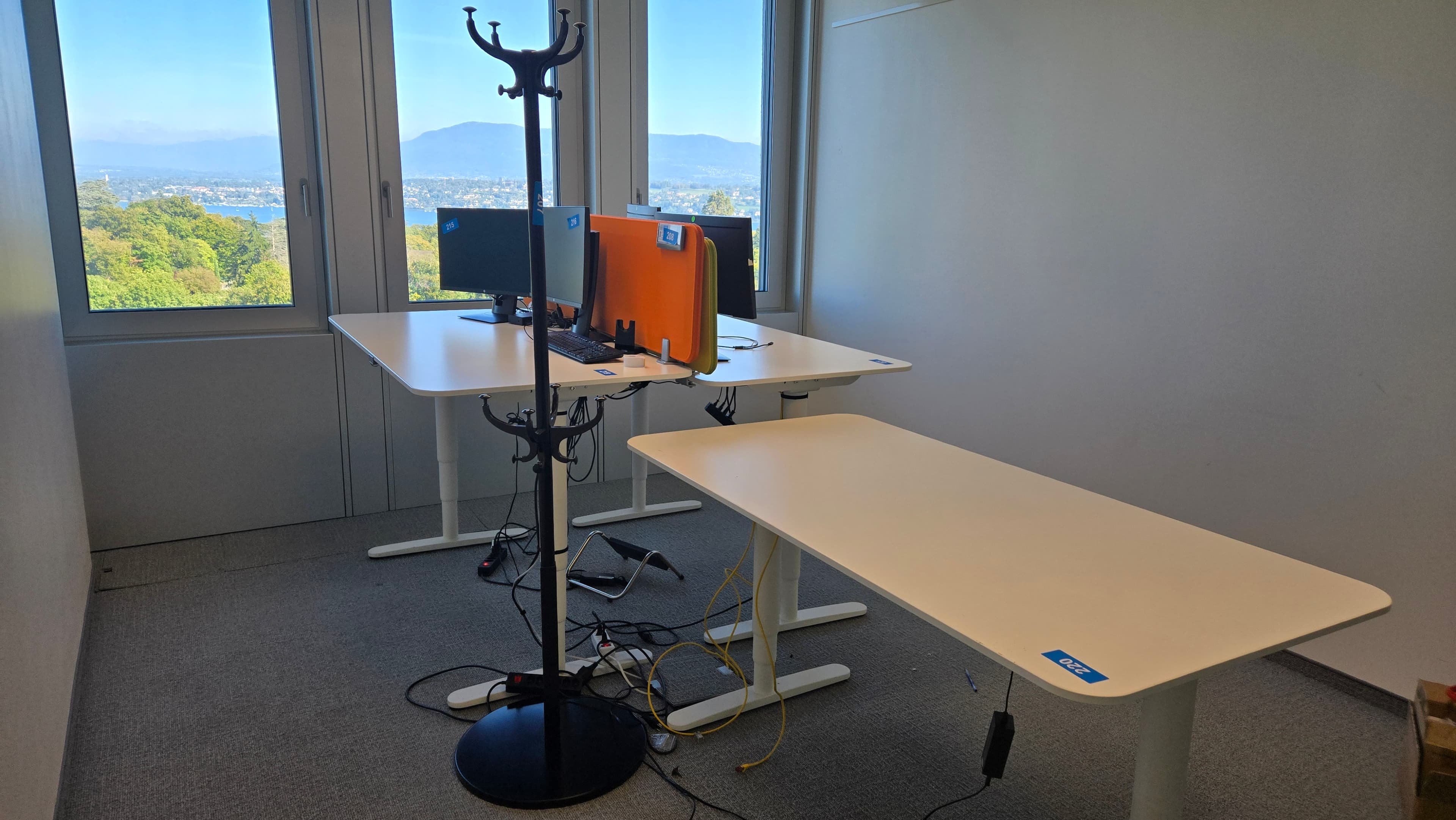 Ensemble de bureaux réglables avec écrans HP — imagen 1