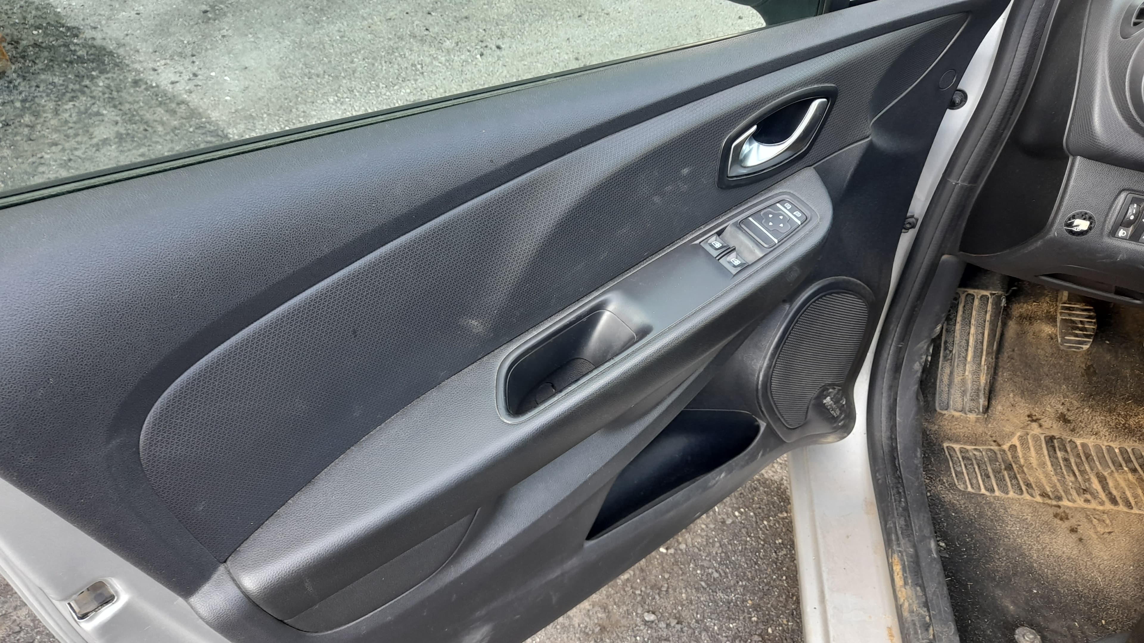 Renault Clio Dynamique S 1.5 DCi · Ano 2016 — imagem 12