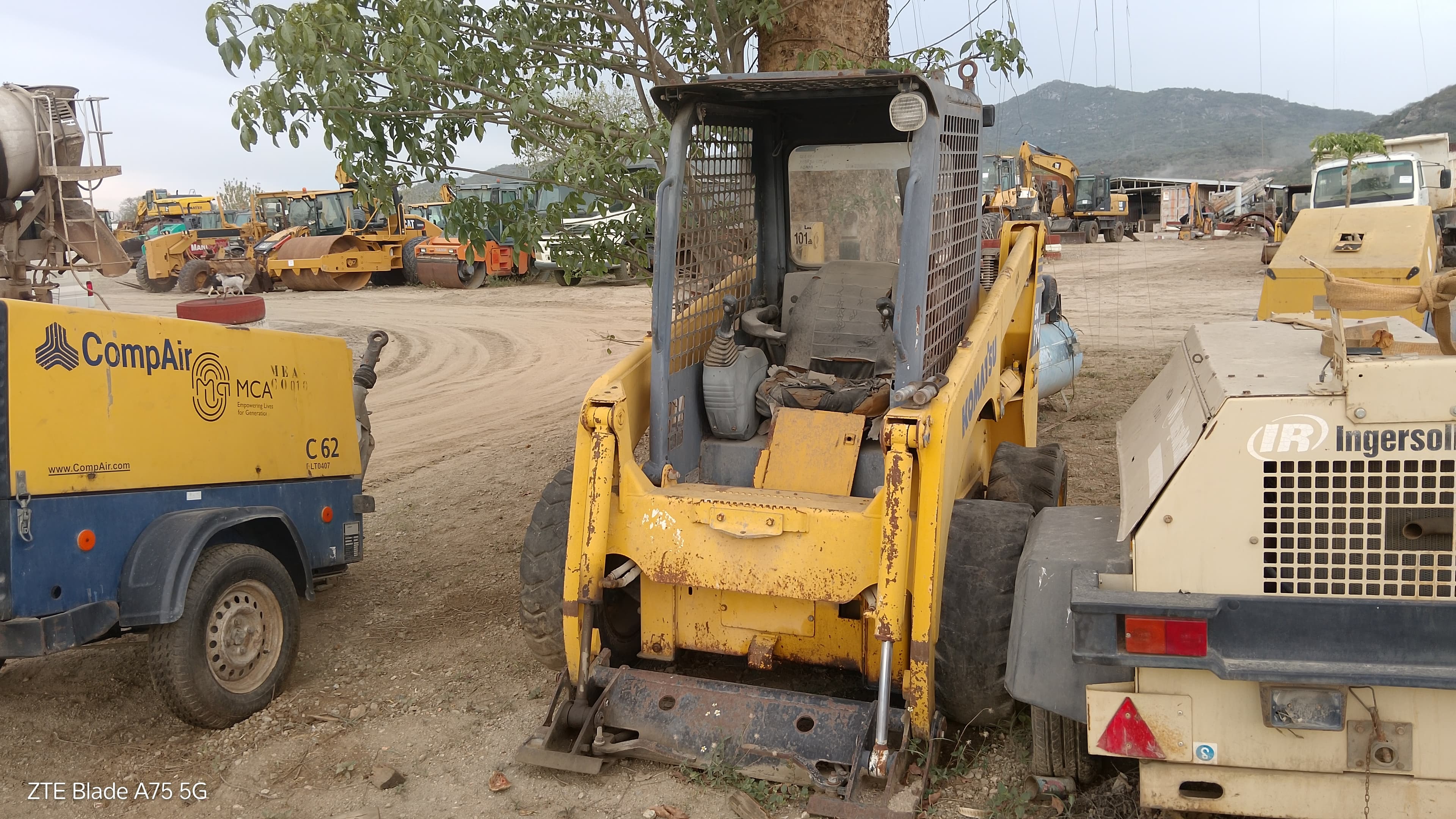Mini Pá Komatsu SK714 — imagen 2