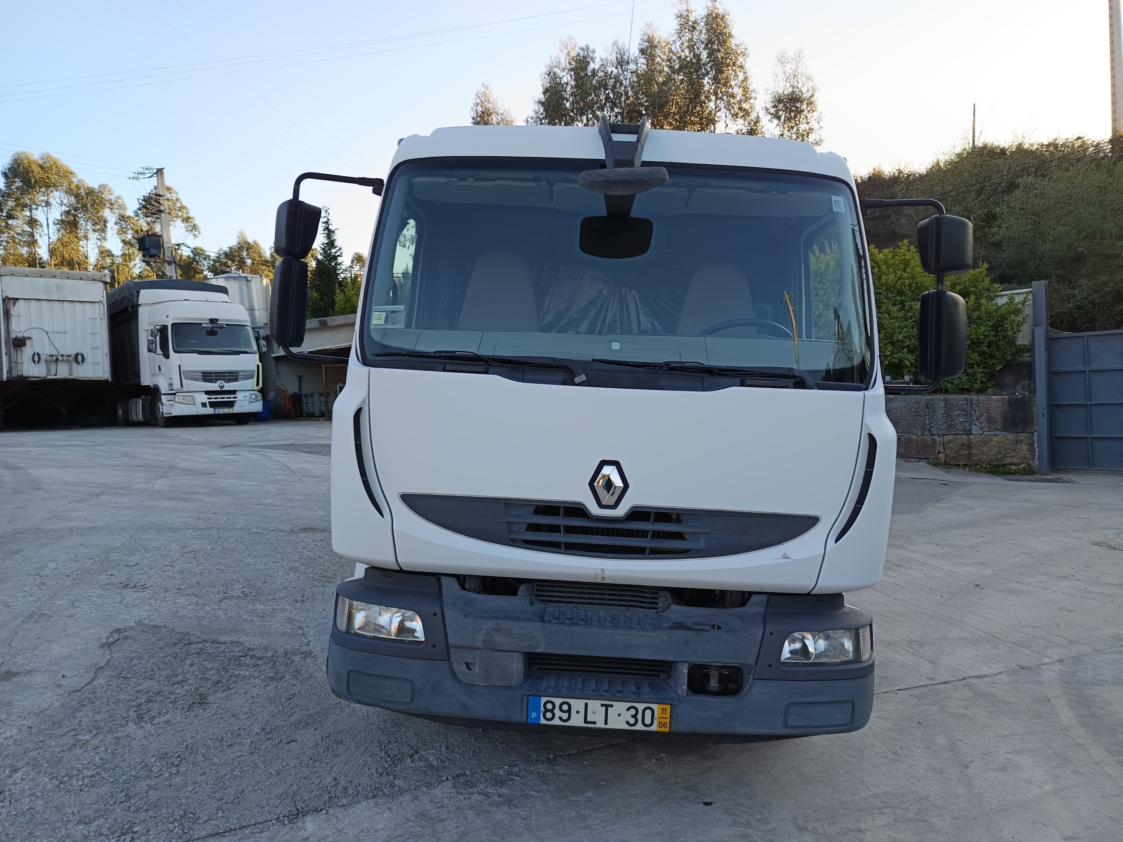 Renault 270 · Ano 2011 — image 2