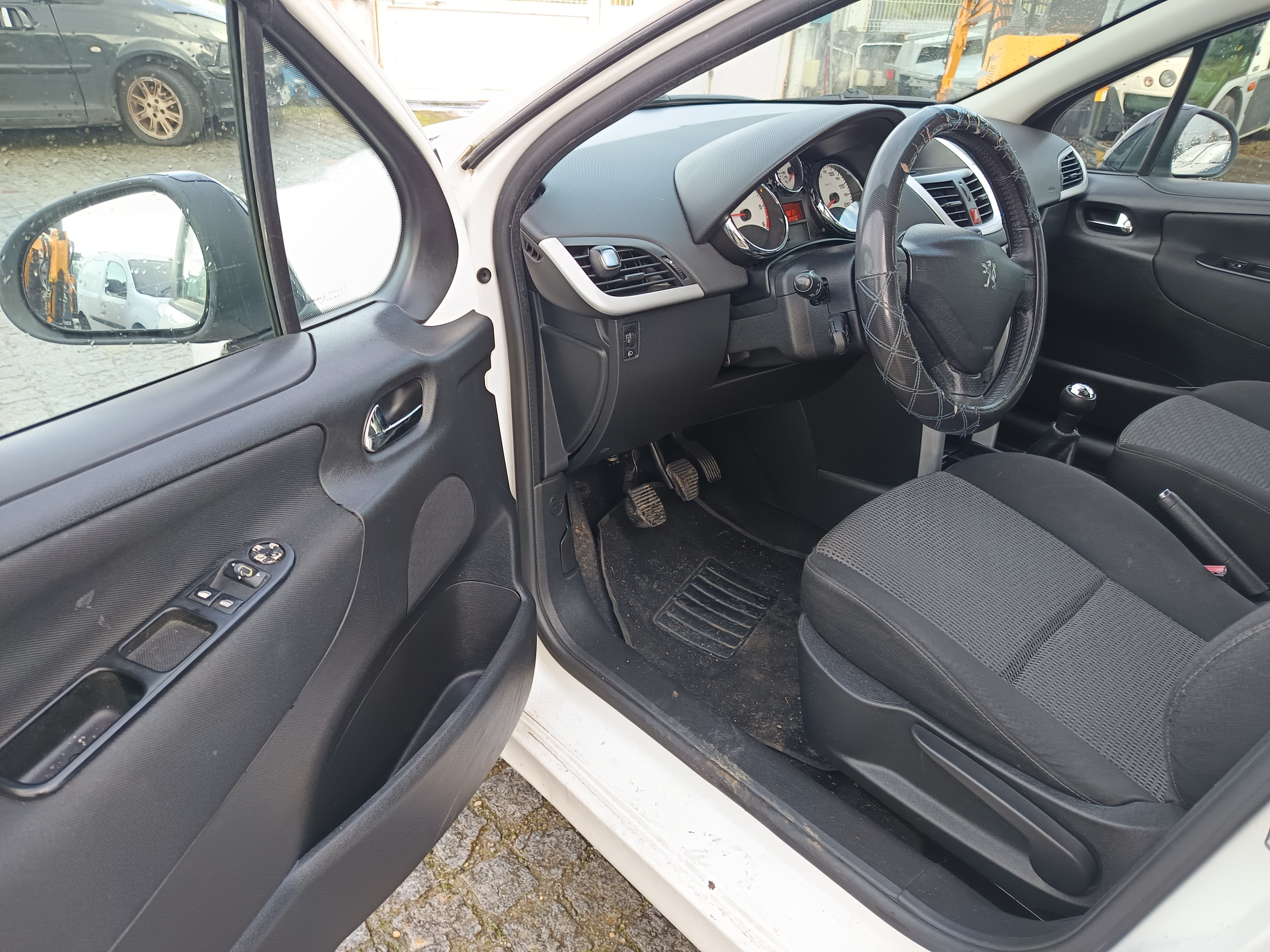 Peugeot 207 · Ano 2011 — imagen 30