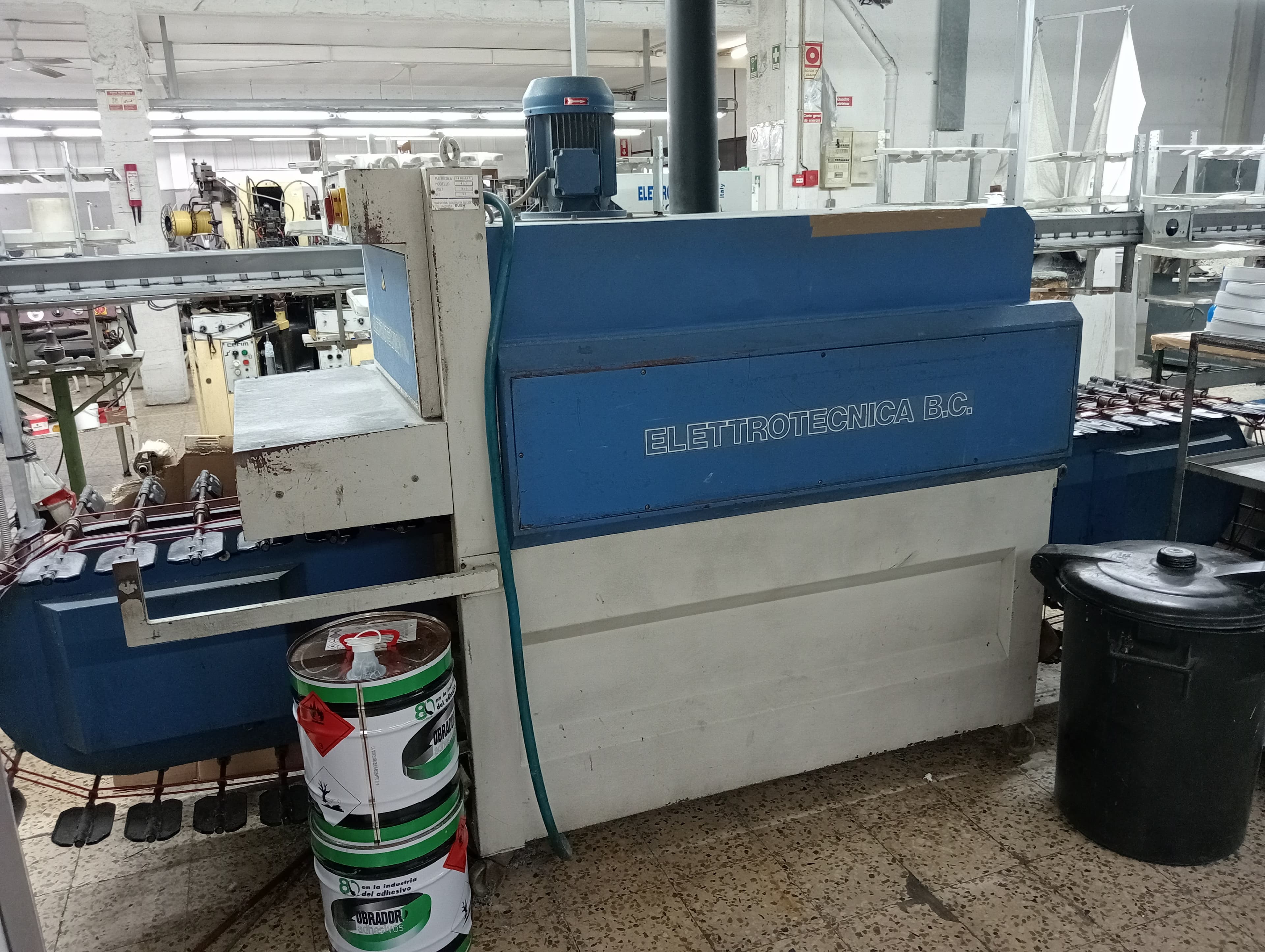 Máquinas de colar fita e tirar formas · Prensa · Reativador · Forno — imagem 11